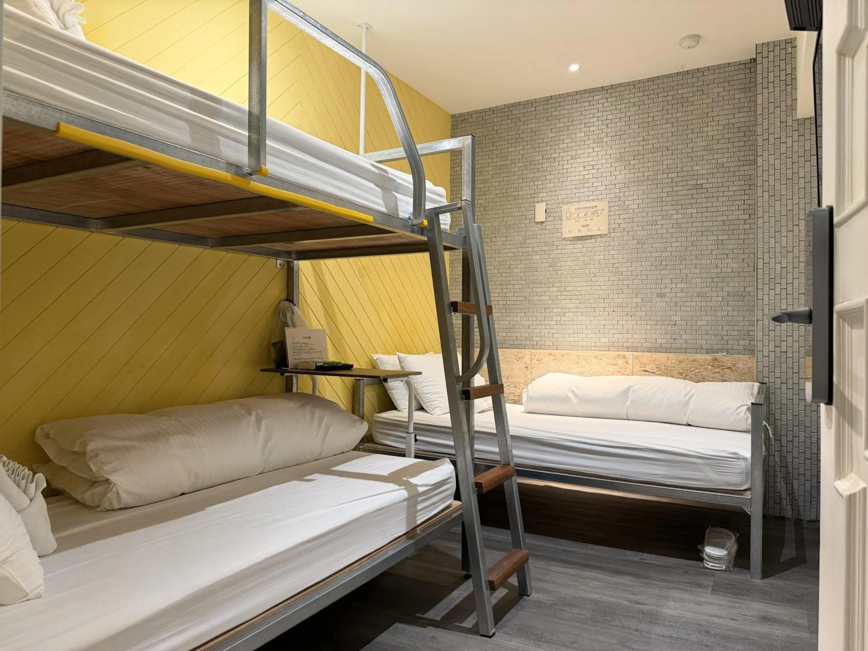 Bed in the Retro Tai-Pan 2