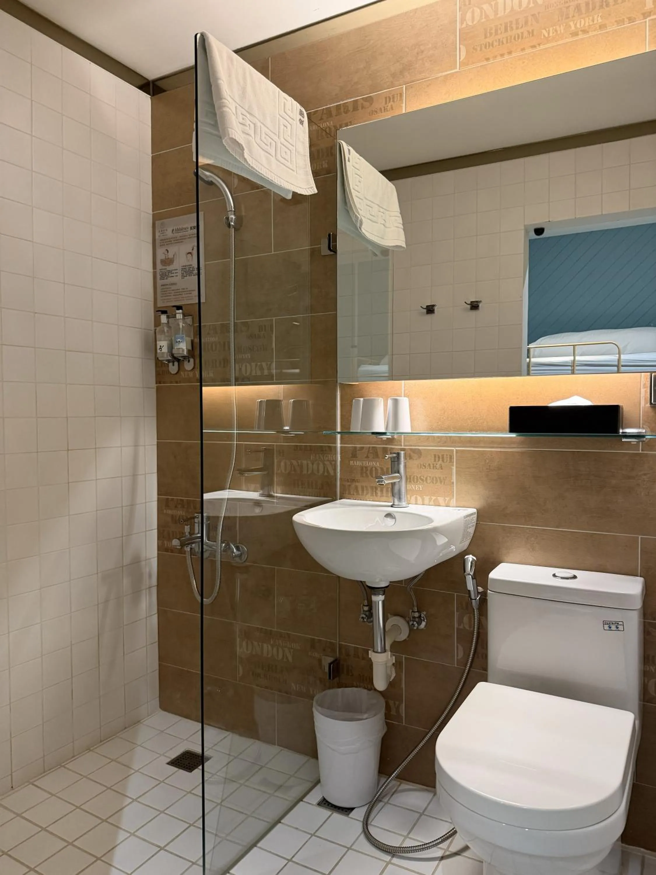 Shower in the Retro Tai-Pan 2