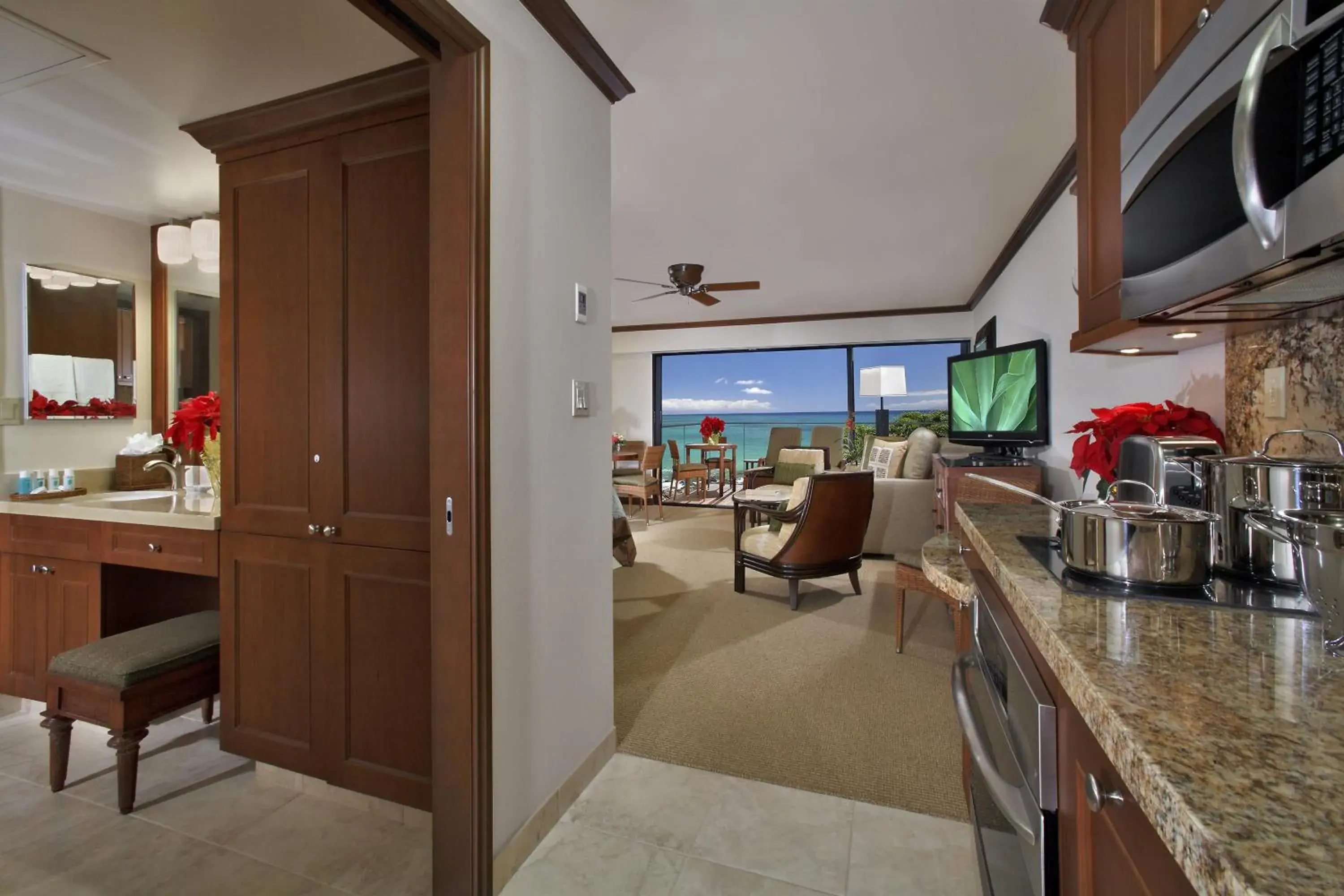 Living room in Napili Kai Beach Resort Living room in Napili Kai Beach Resort