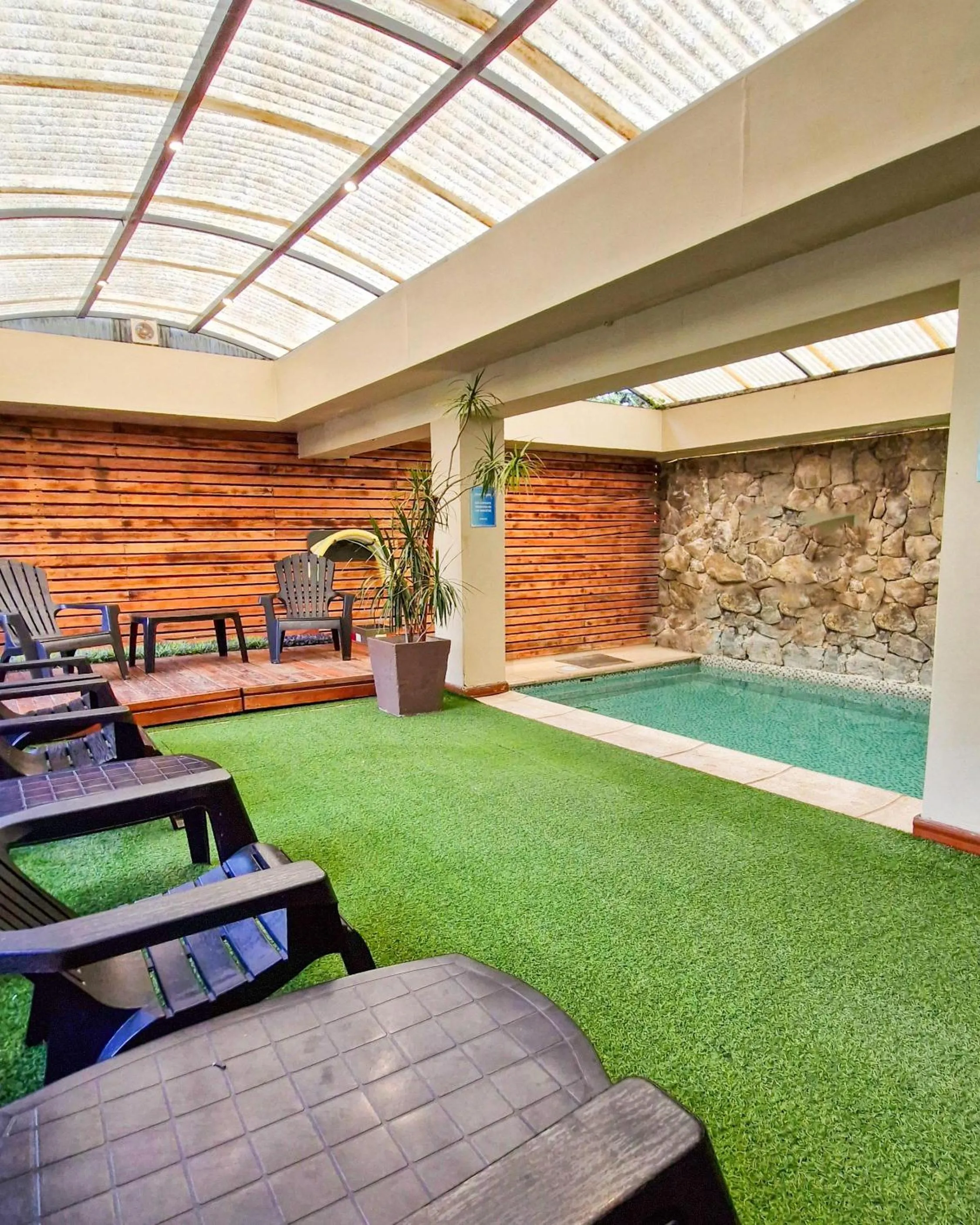 Swimming pool in Howard Johnson Hotel & Spa Villa General Belgrano