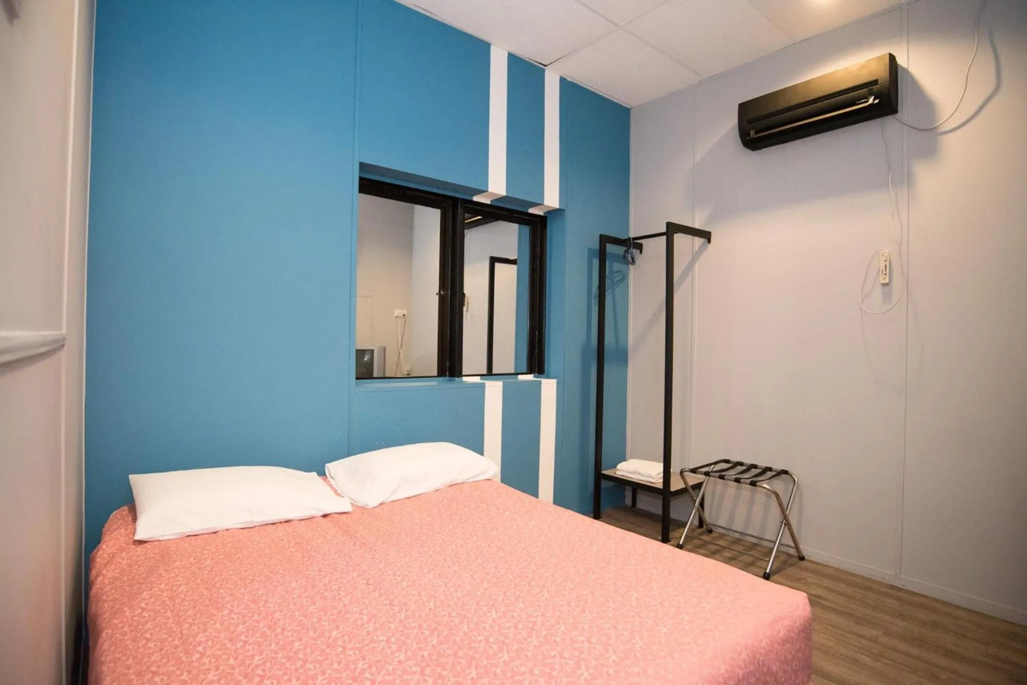 Bed, TV/Entertainment Center in Ipoh Sakura Hotel