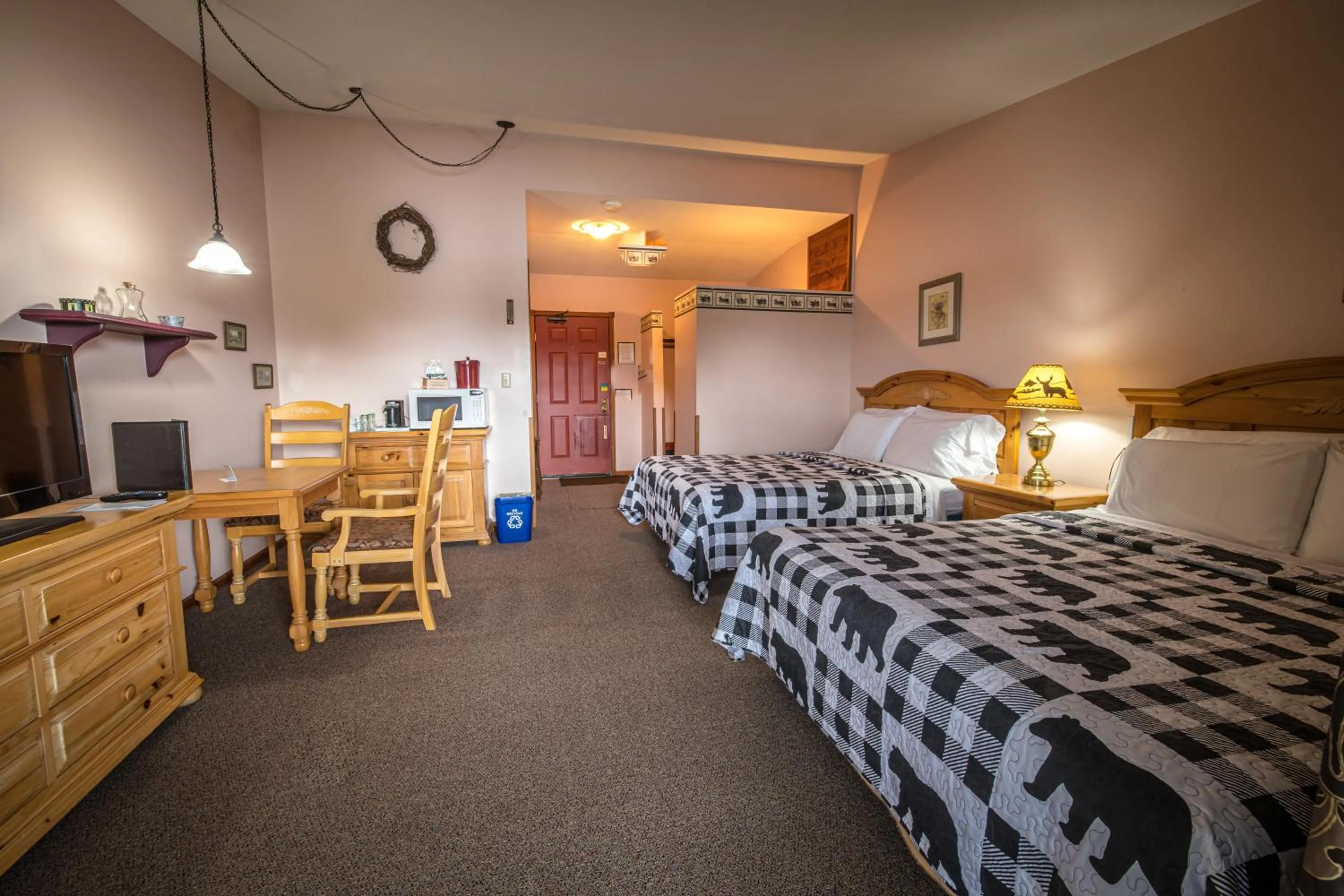 Photo of the whole room, Bed in Riverside Motel