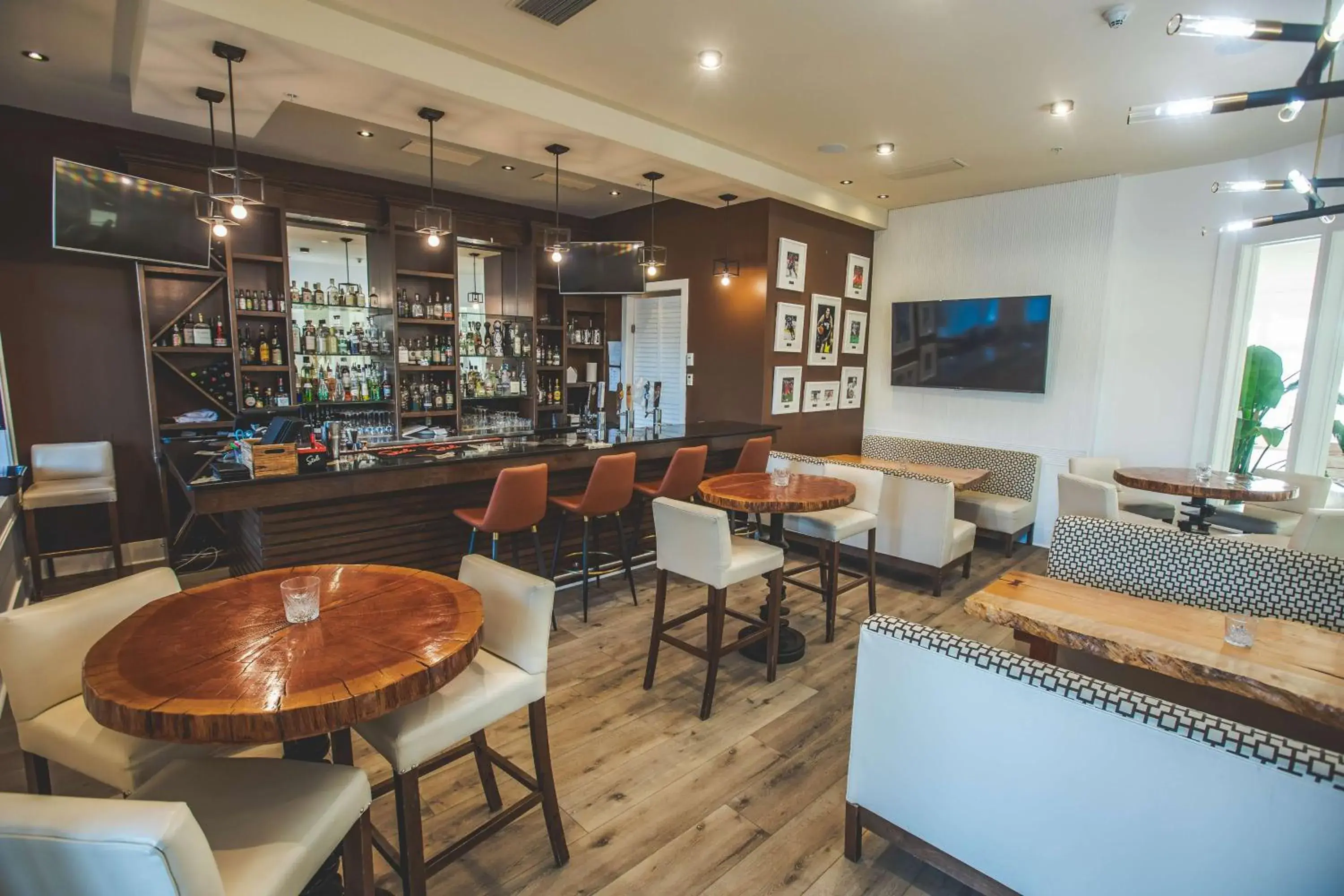 Lounge or bar in Prestige Oceanfront Resort, WorldHotels Luxury Lounge or bar in Prestige Oceanfront Resort, WorldHotels Luxury