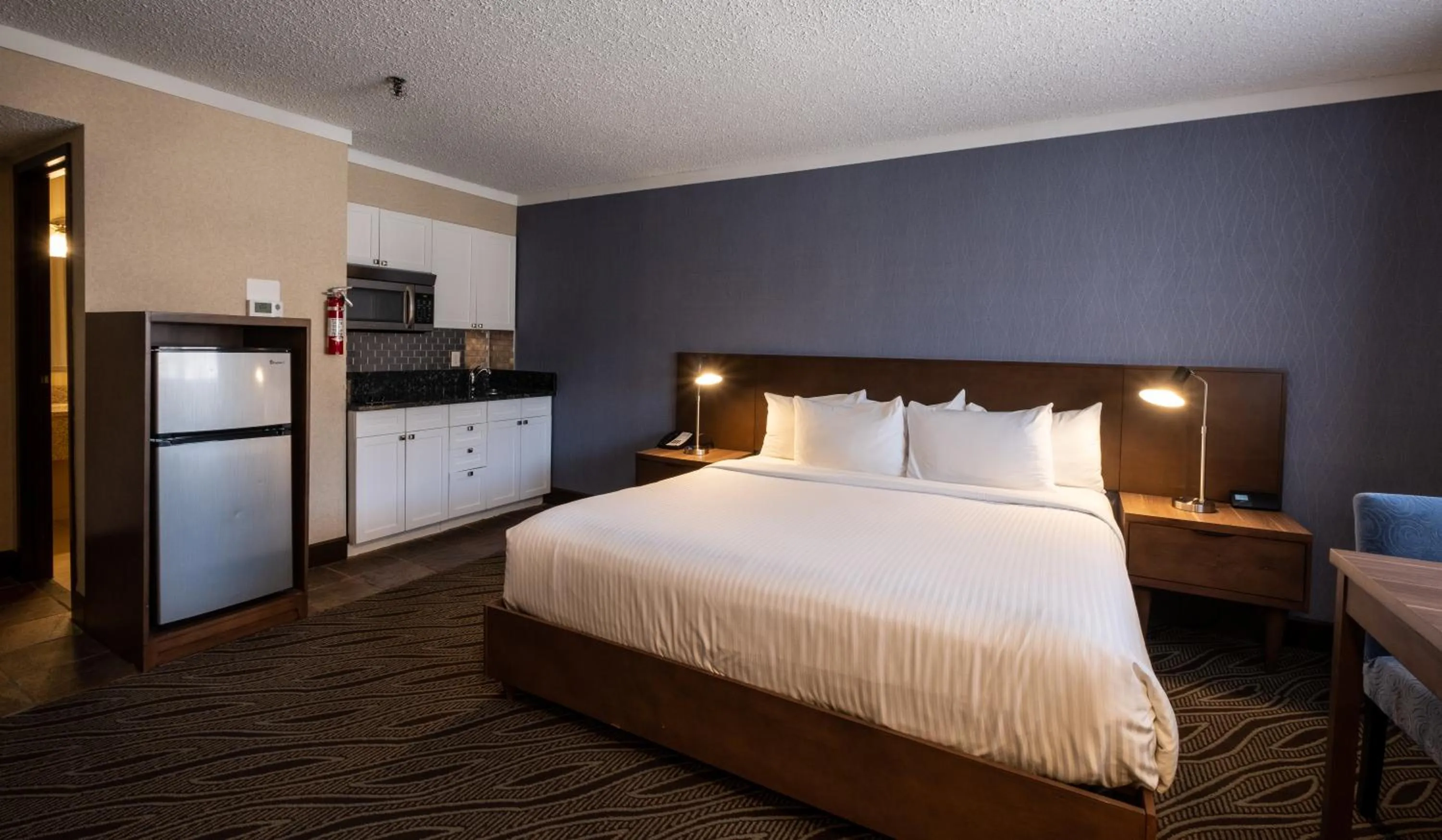 Kitchen or kitchenette, Bed in Prestige Mountain Resort Rossland