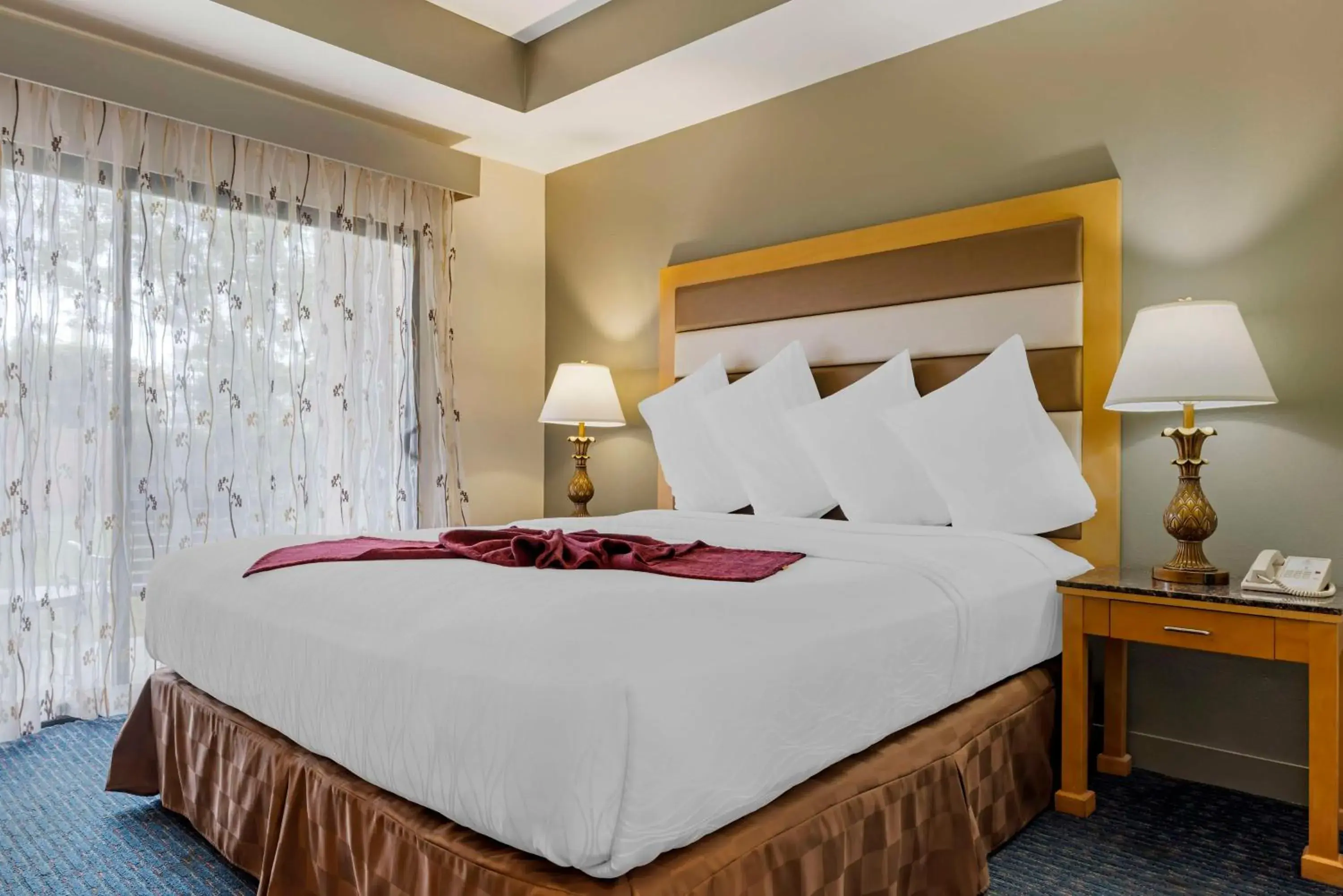 Photo of the whole room, Bed in Best Western Plus Palm Desert Resort Photo of the whole room, Bed in Best Western Plus Palm Desert Resort