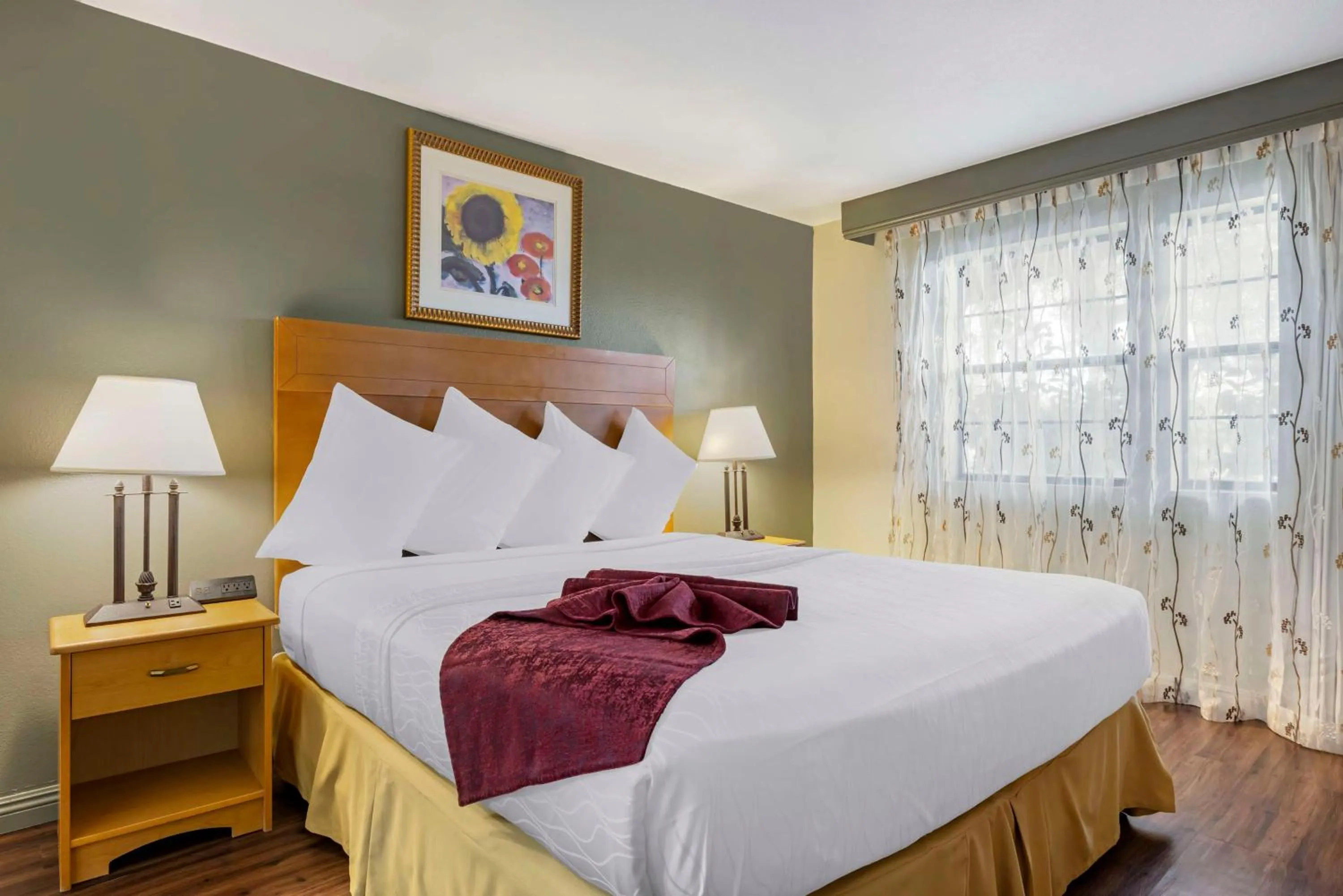 Photo of the whole room, Bed in Best Western Plus Palm Desert Resort