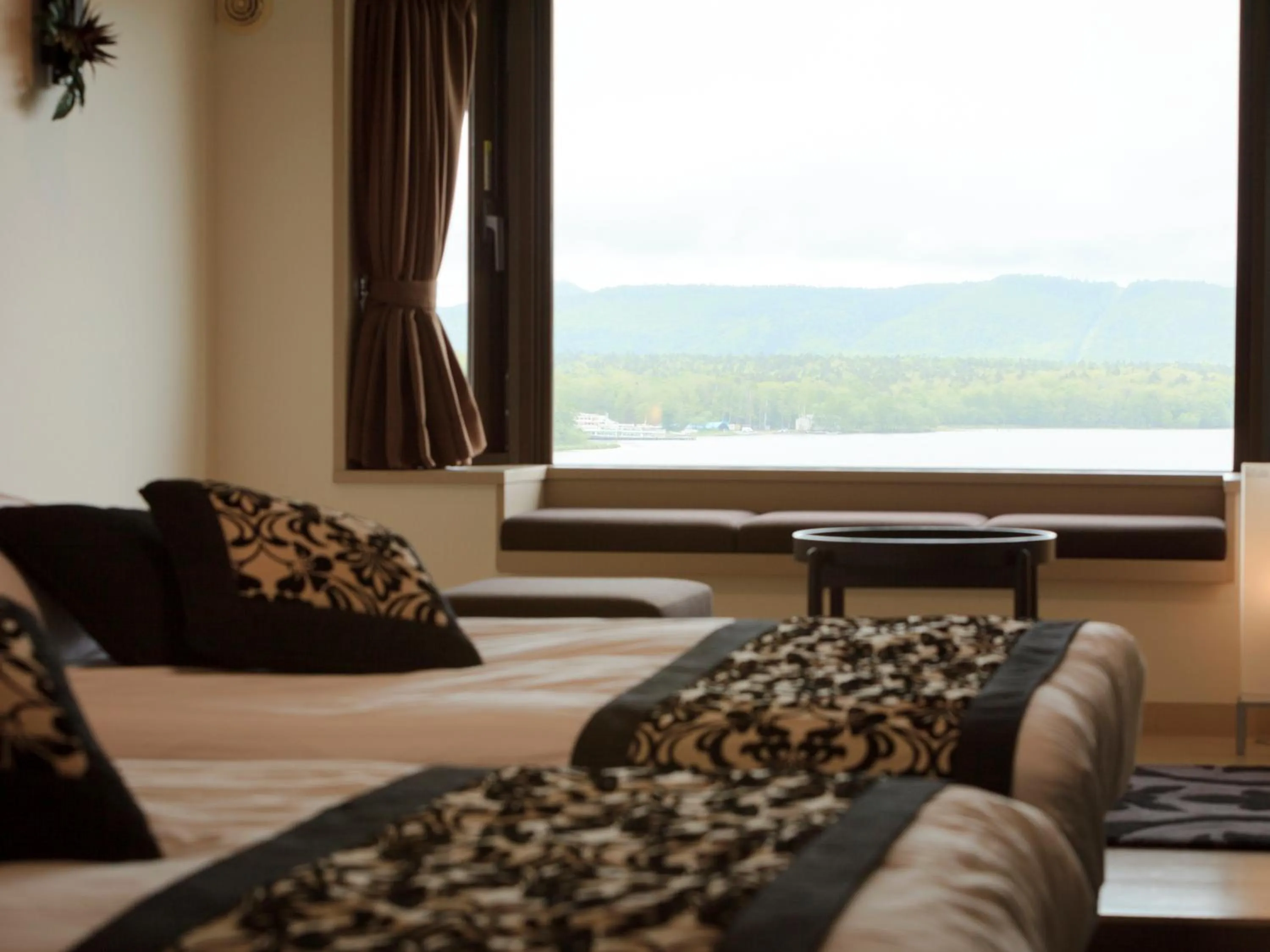 Lake view, Bed in THE FOREST AKAN Tsuruga Resort
