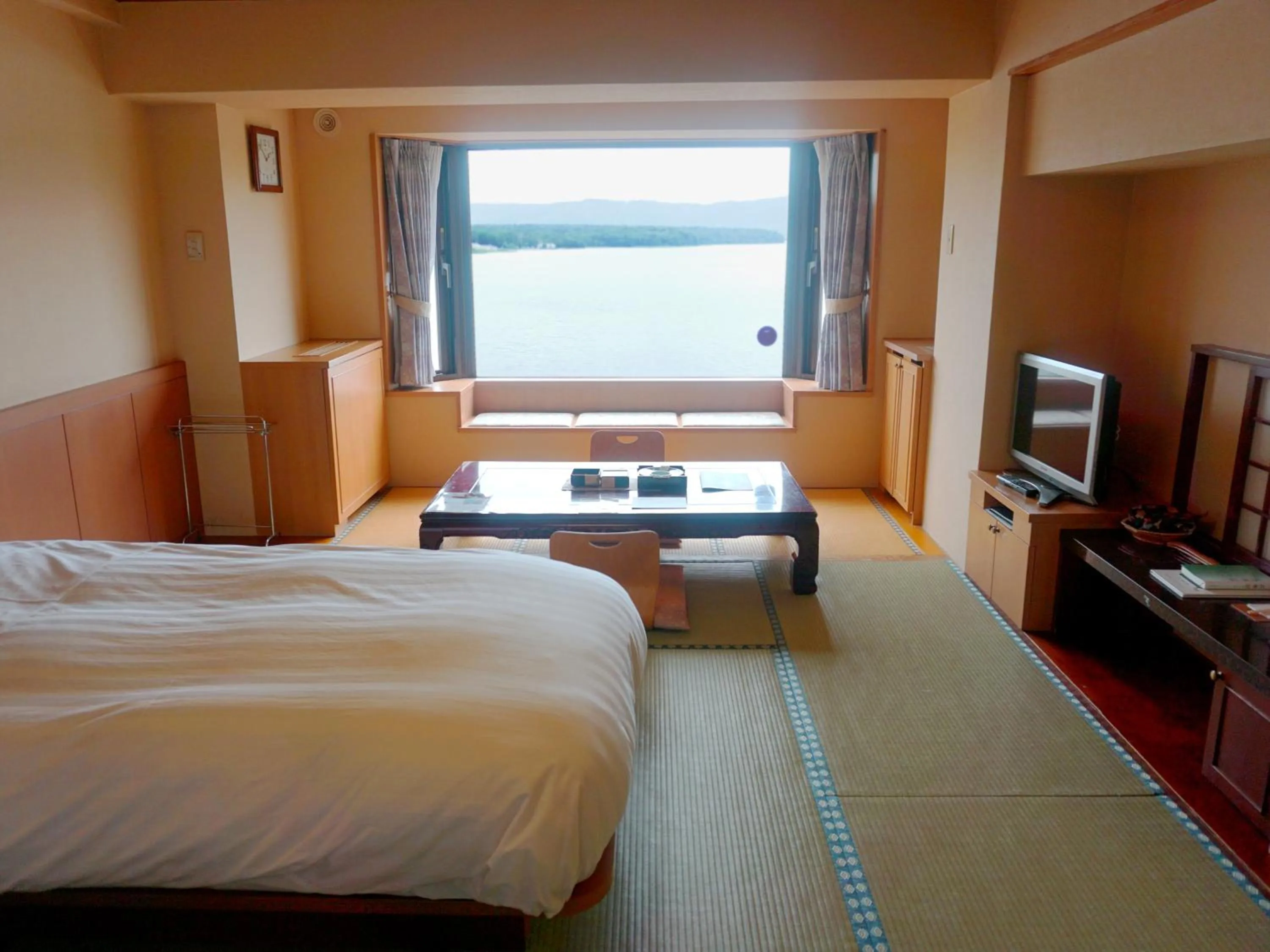 Lake view, Bed in THE FOREST AKAN Tsuruga Resort