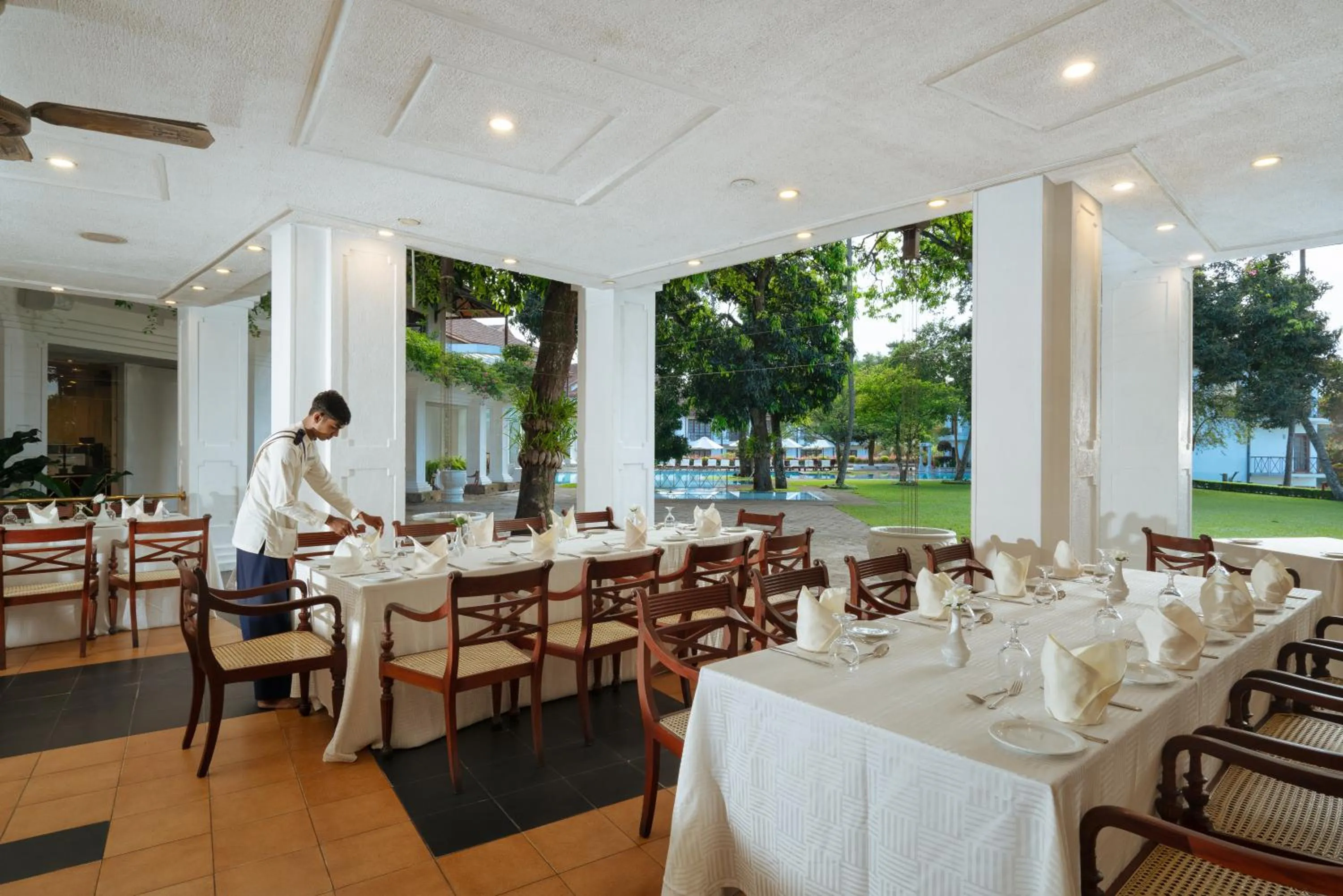 Restaurant/places to eat in Mahaweli Reach Hotel