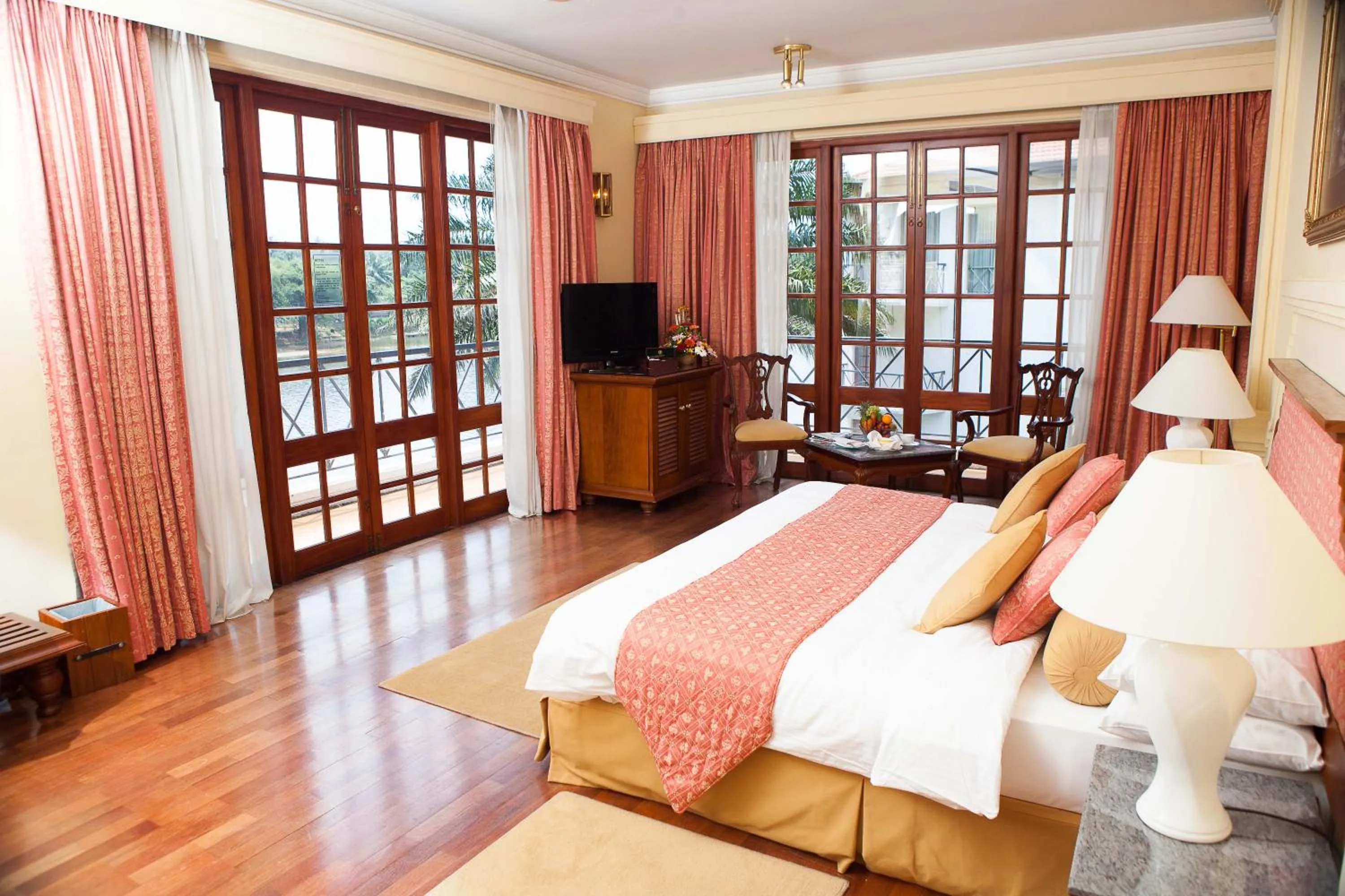 Bedroom, Bed in Mahaweli Reach Hotel