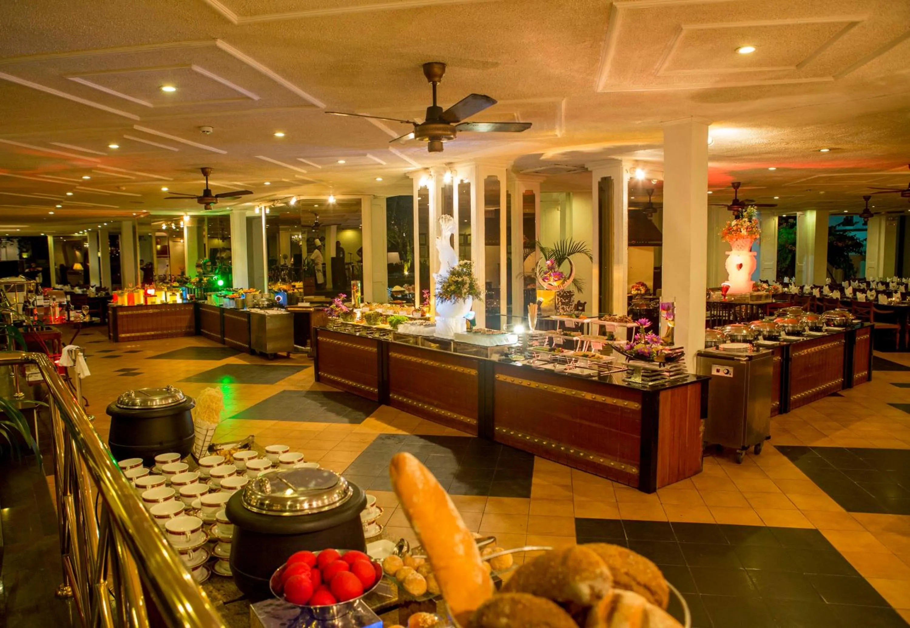 Restaurant/places to eat in Mahaweli Reach Hotel