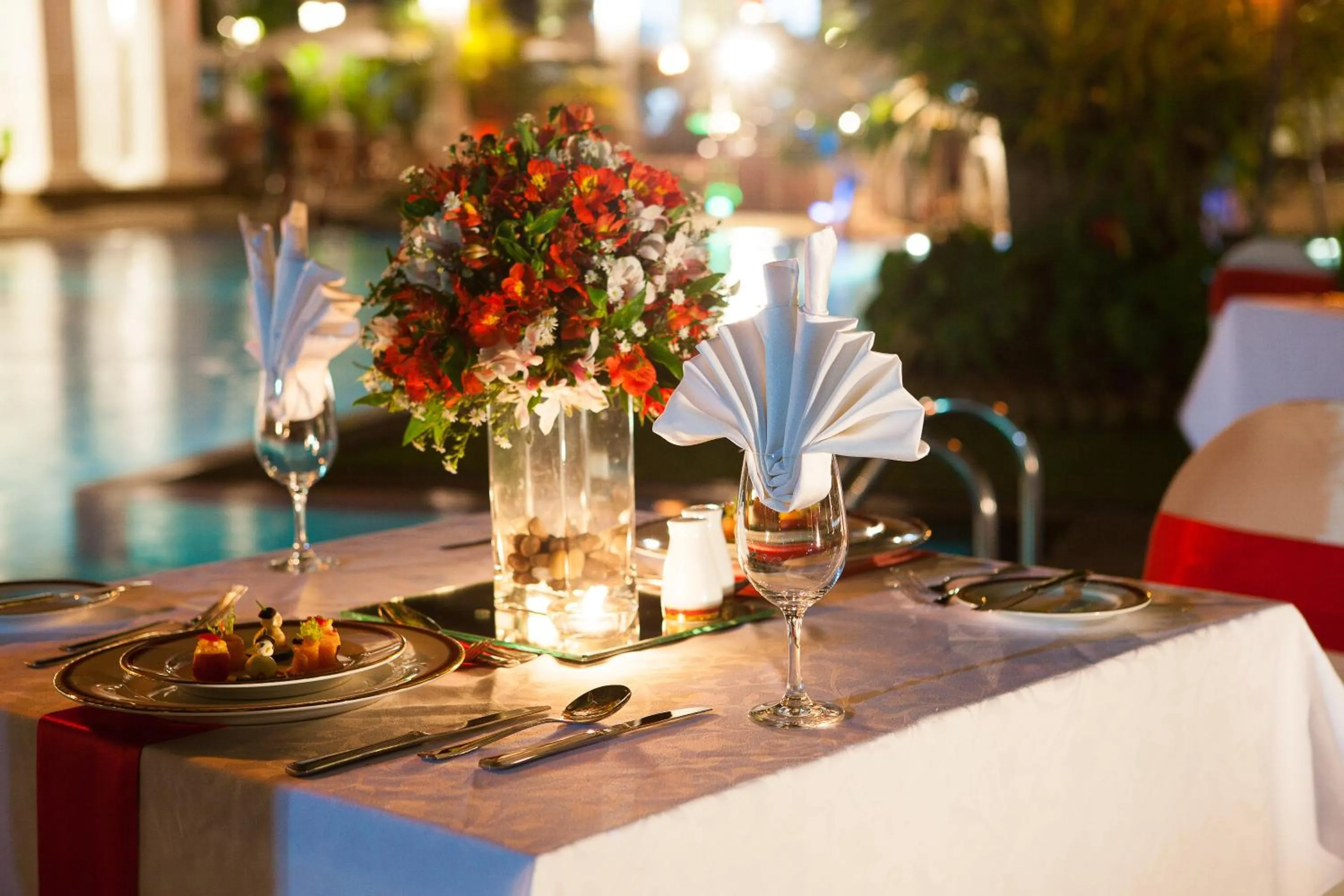 Restaurant/places to eat in Mahaweli Reach Hotel