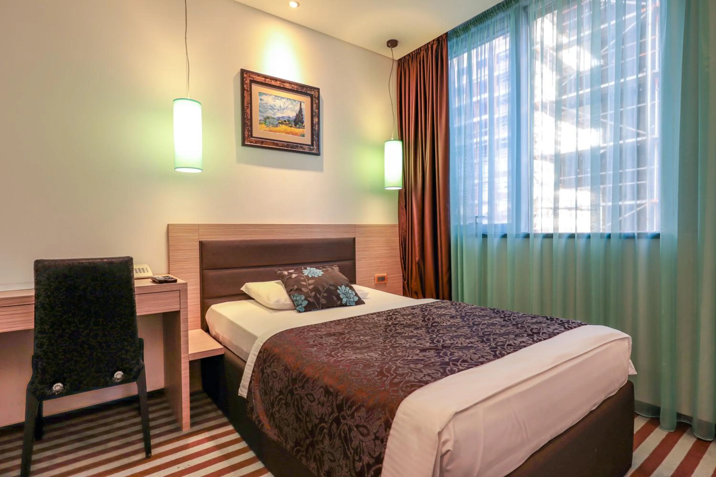 Shower, Bed in Hotel Nartel