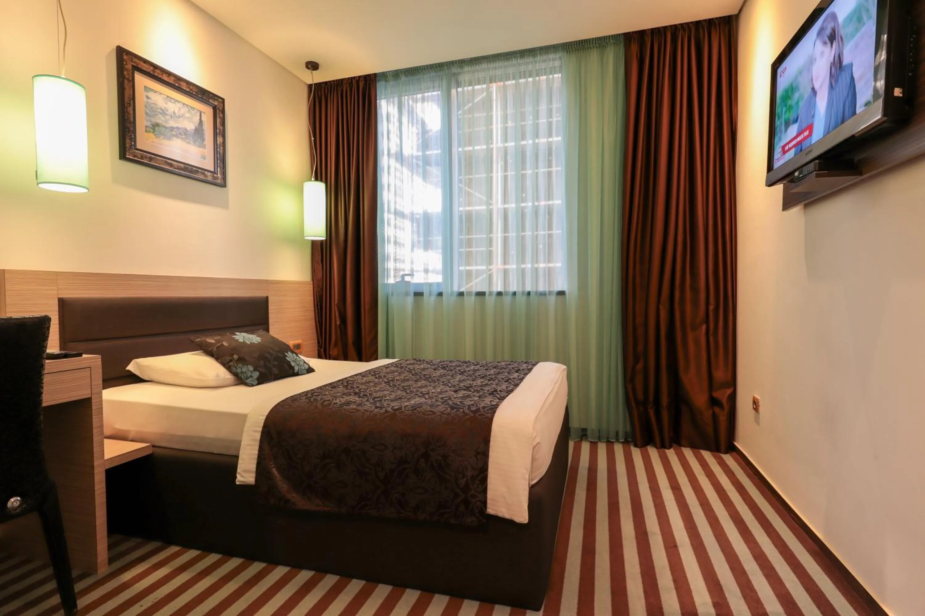 Shower, Bed in Hotel Nartel