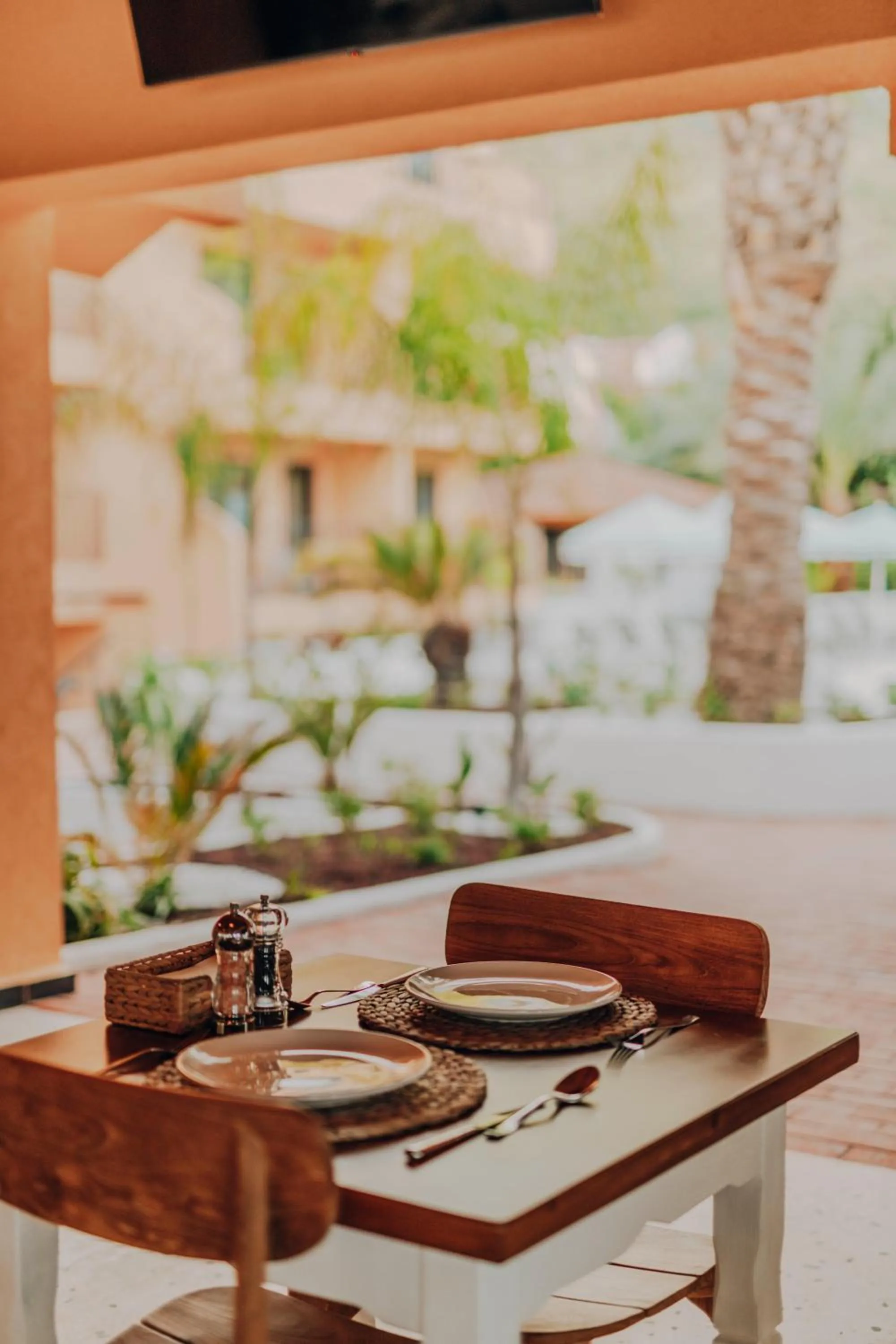 Restaurant/places to eat in Unsal Hotel