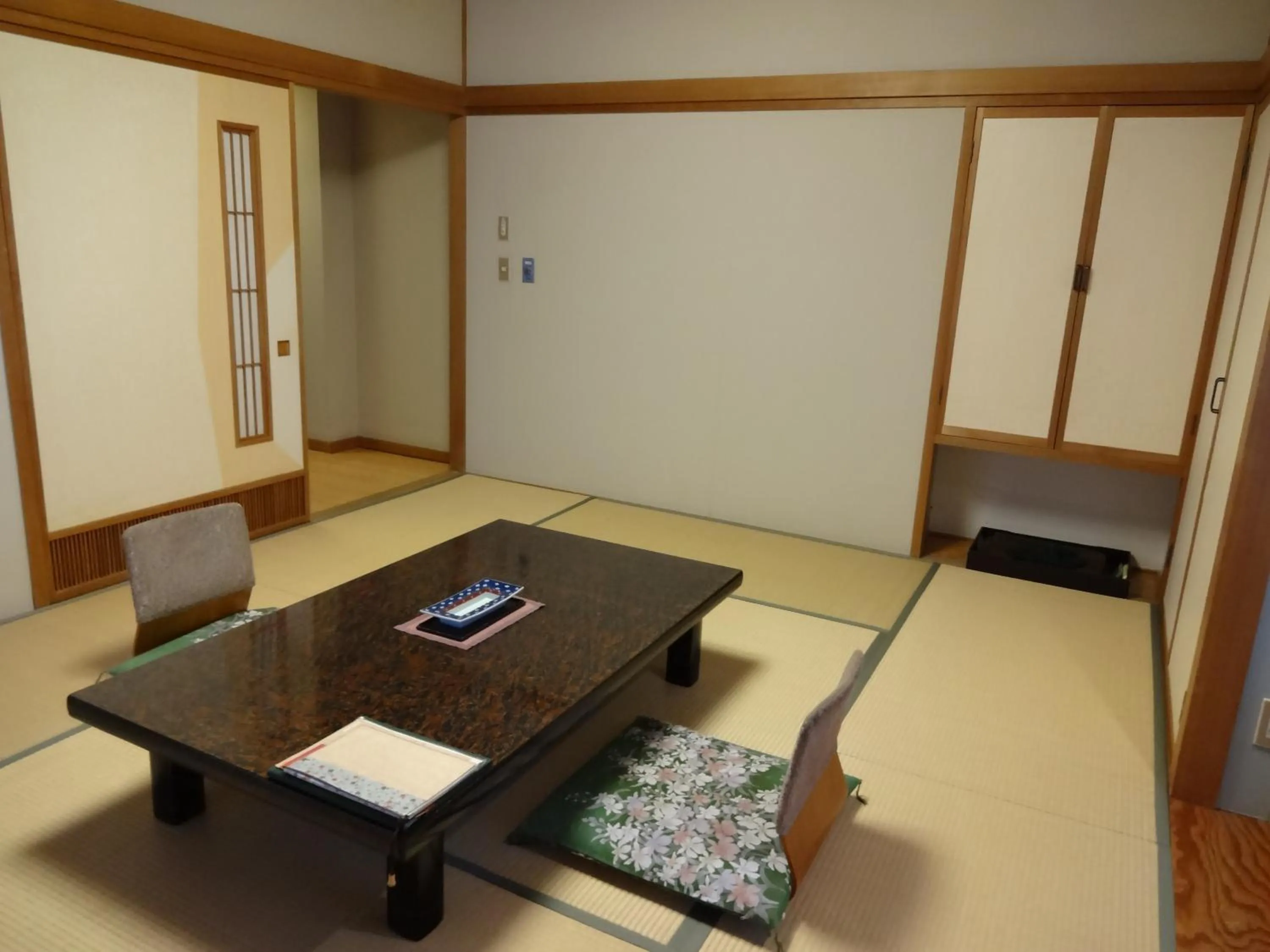 Seating area in Kanemidori