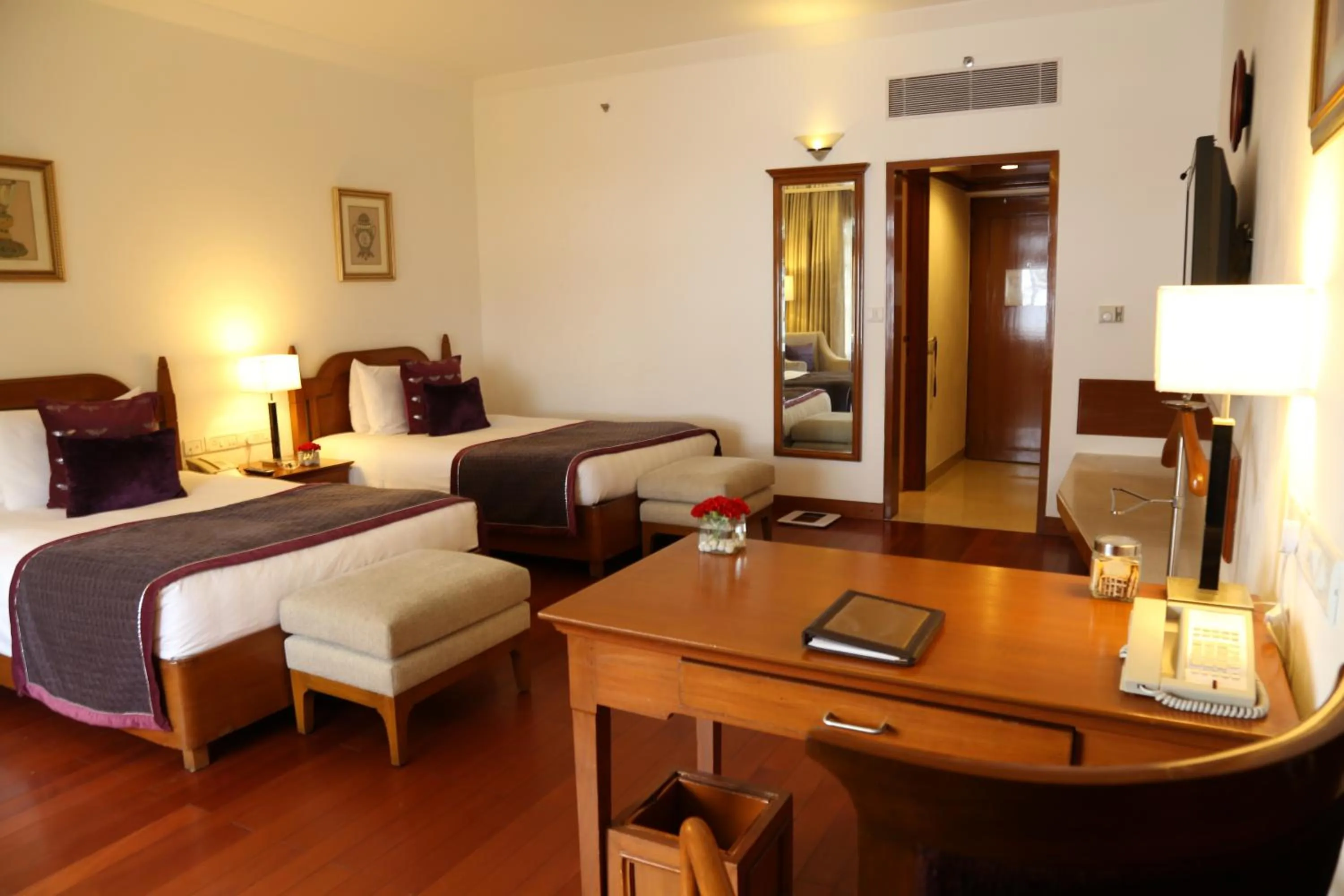 Photo of the whole room, Bed in Jaypee Residency Manor