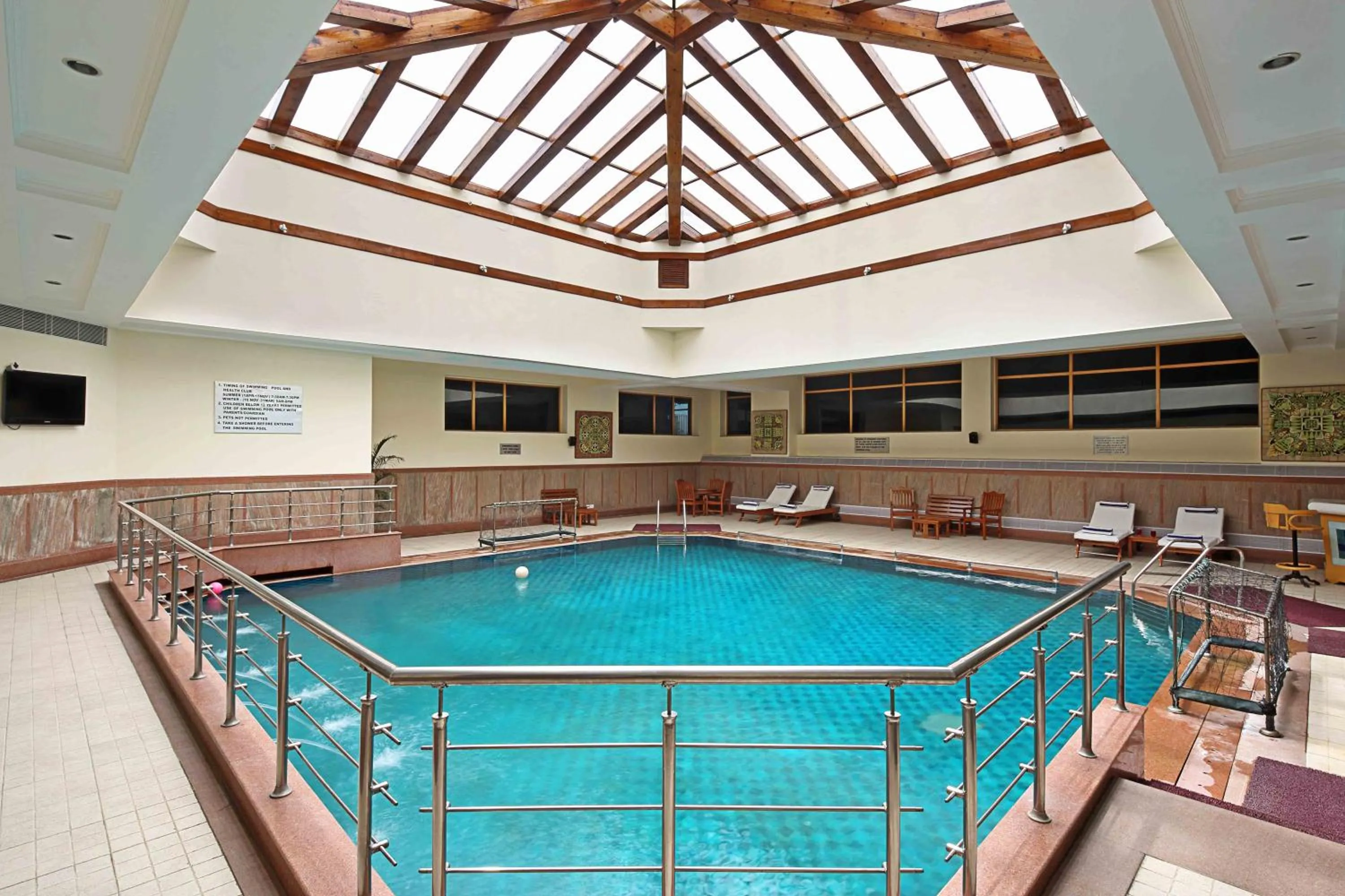 Swimming pool in Jaypee Residency Manor