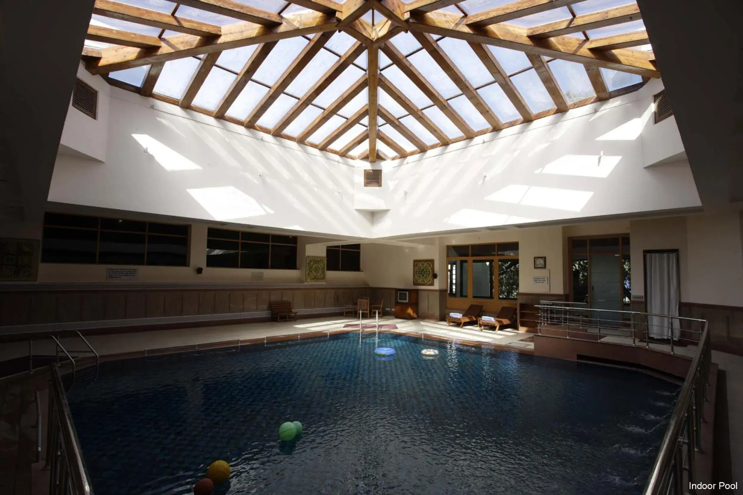 Swimming pool in Jaypee Residency Manor Swimming pool in Jaypee Residency Manor