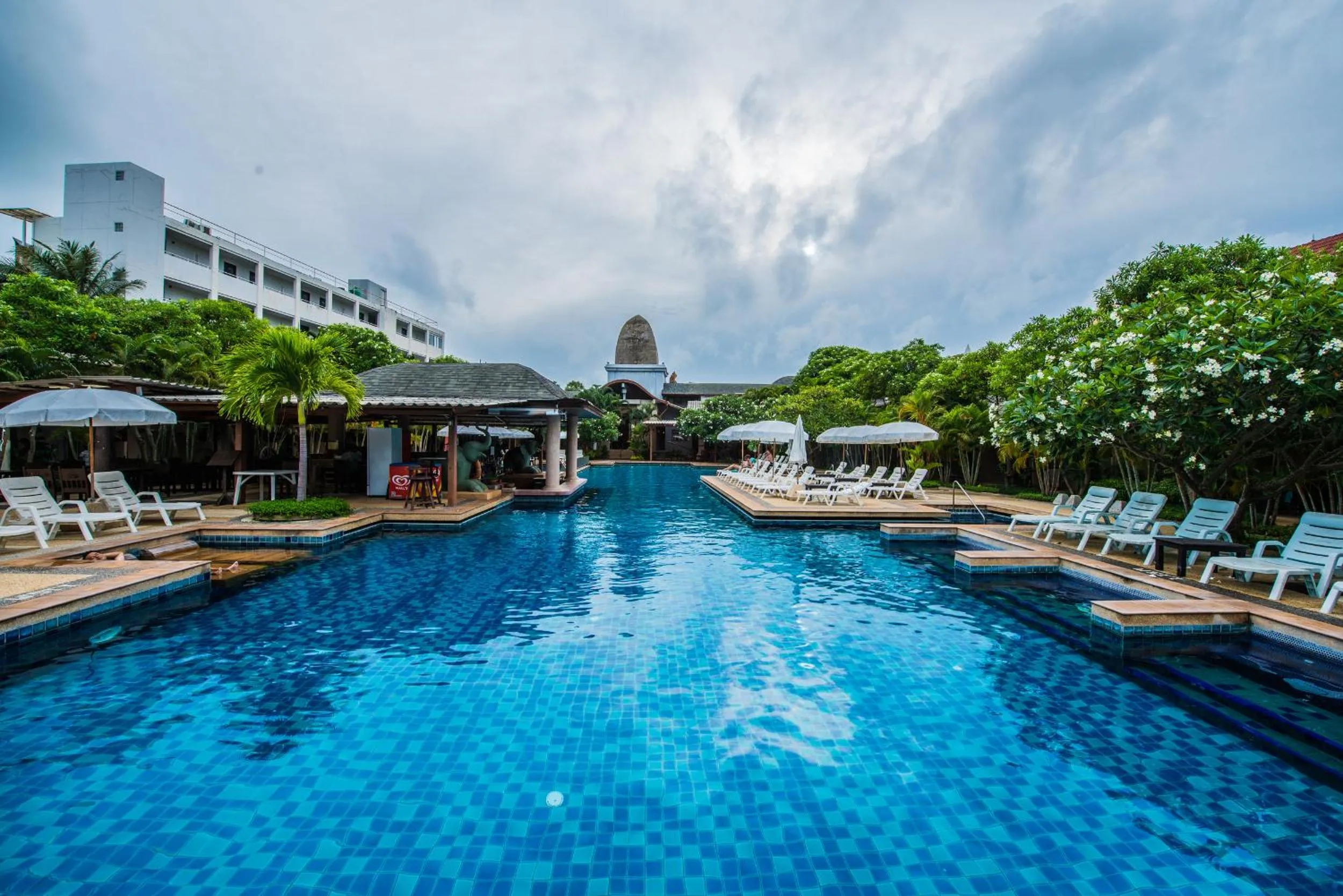 Swimming pool in Phuket Kata Resotel