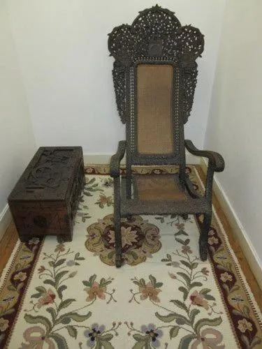 Decorative detail in Family Macedo