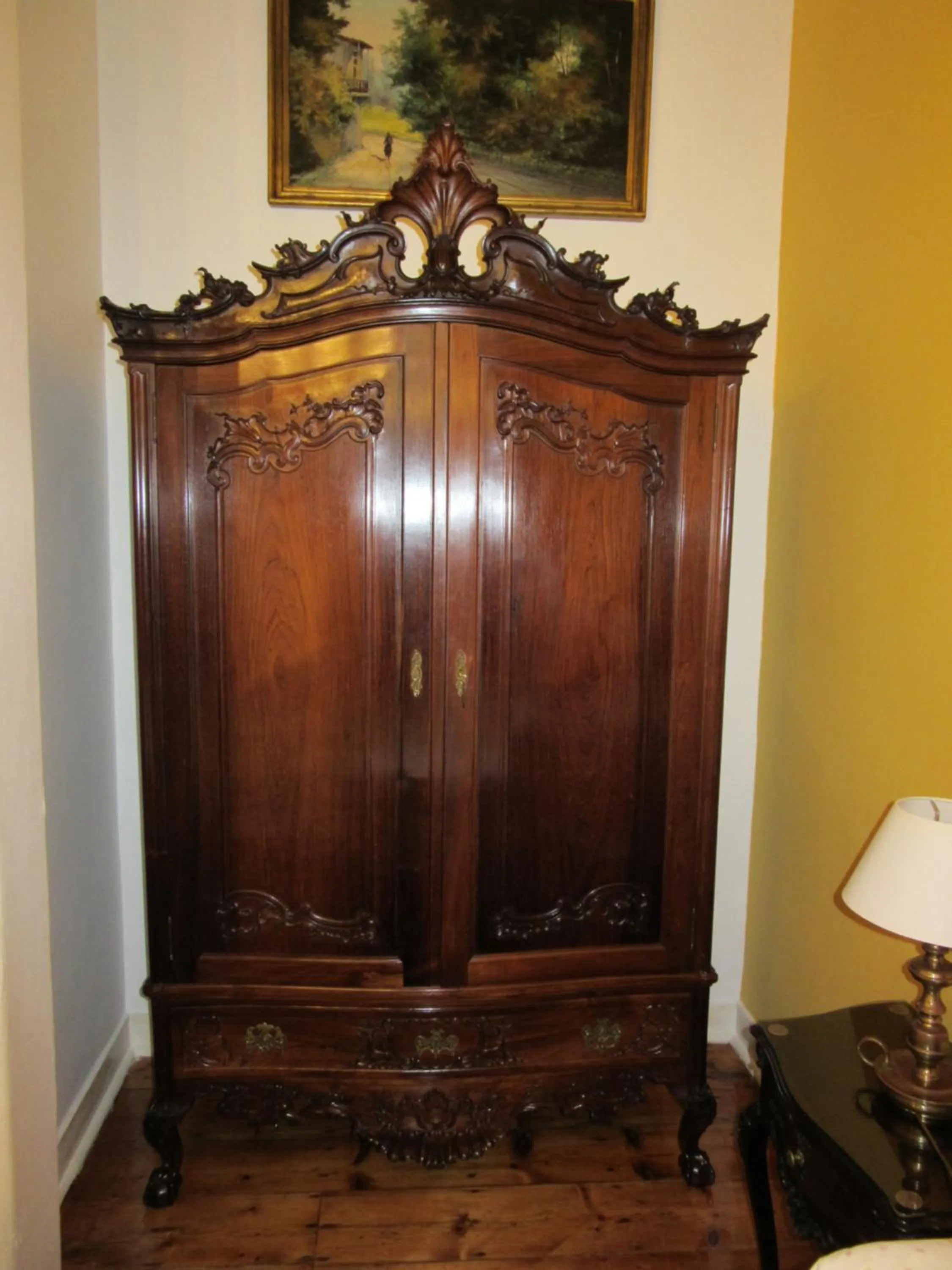 Decorative detail in Family Macedo