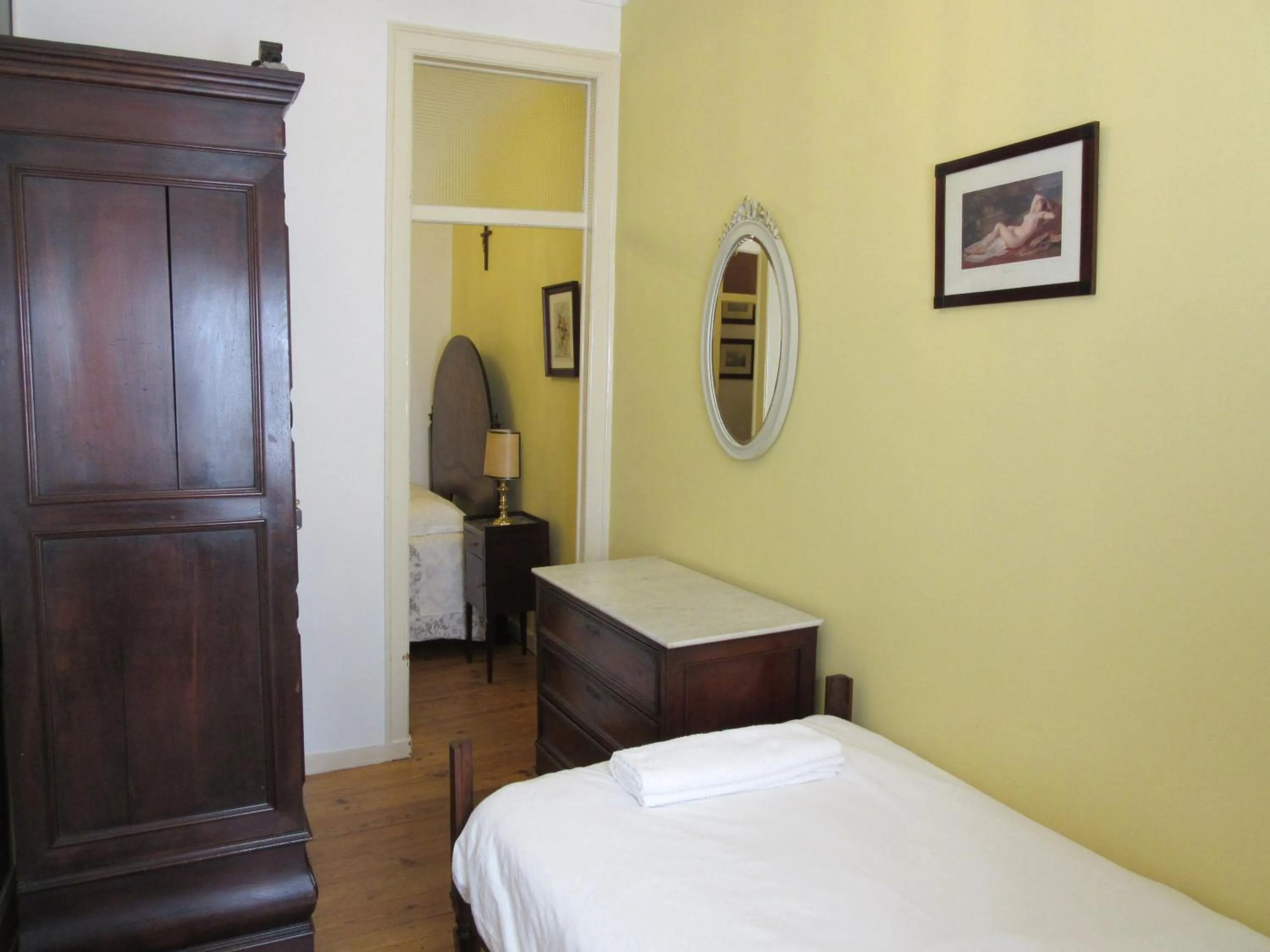 Photo of the whole room, Bed in Family Macedo