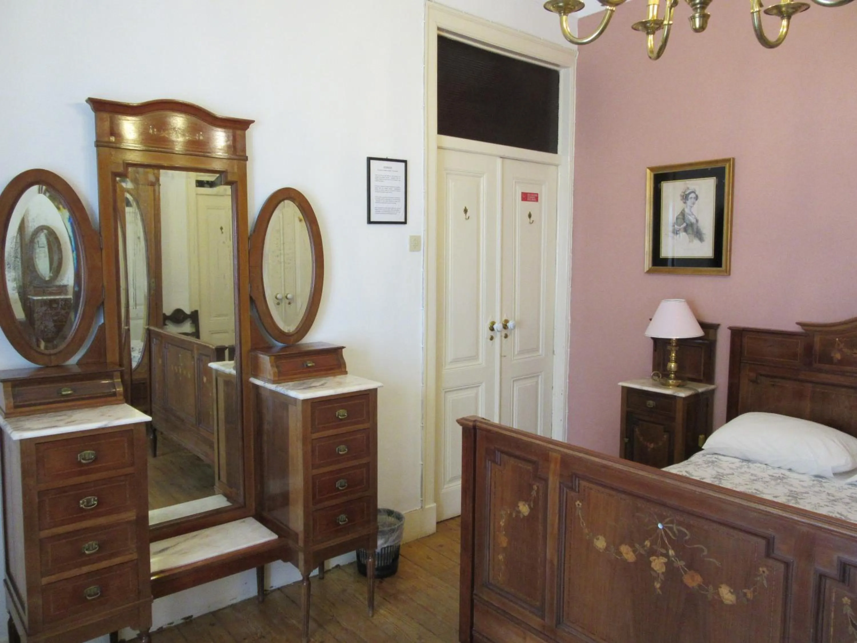 Decorative detail in Family Macedo