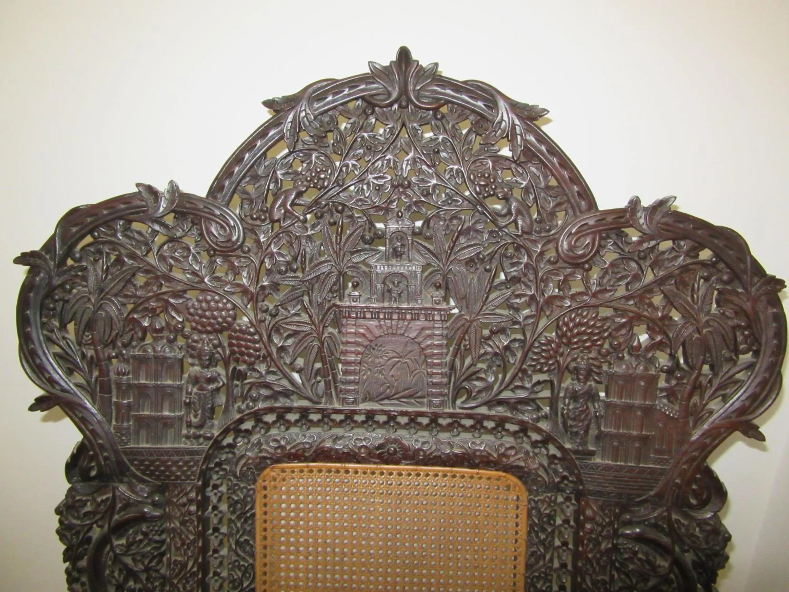 Decorative detail in Family Macedo