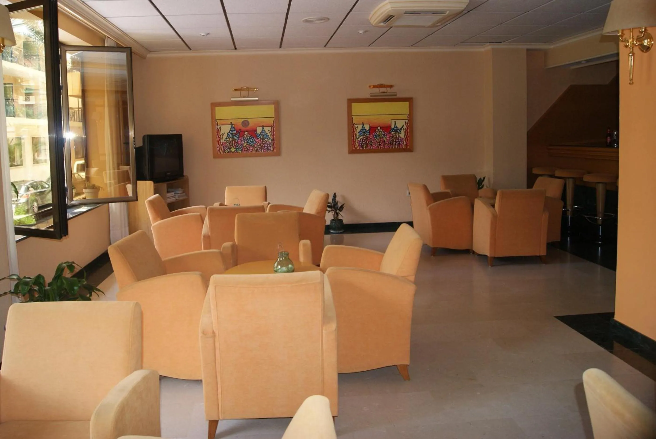 Lounge or bar in Rosabel
