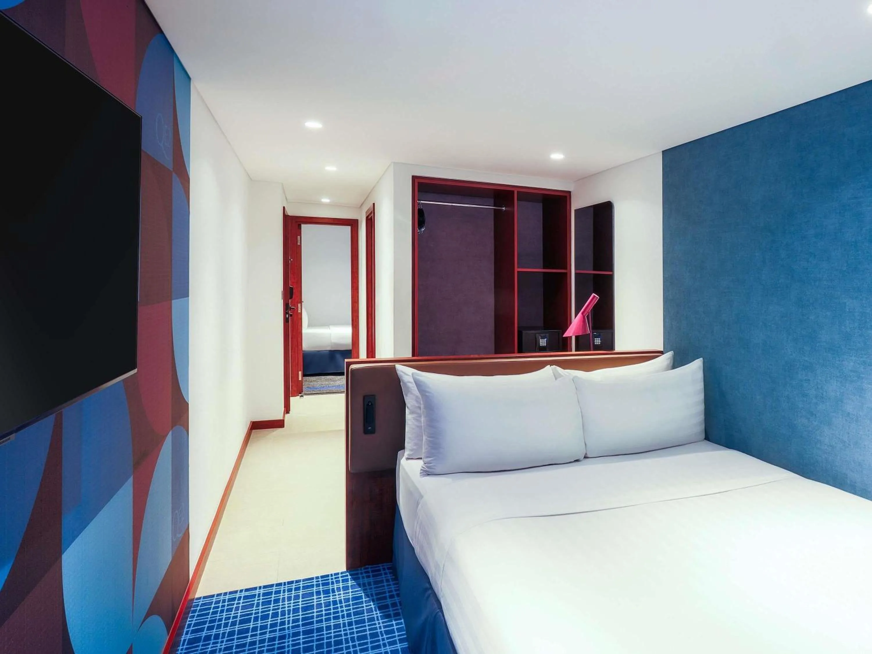 Bedroom, Bed in Queen Elizabeth 2 Hotel