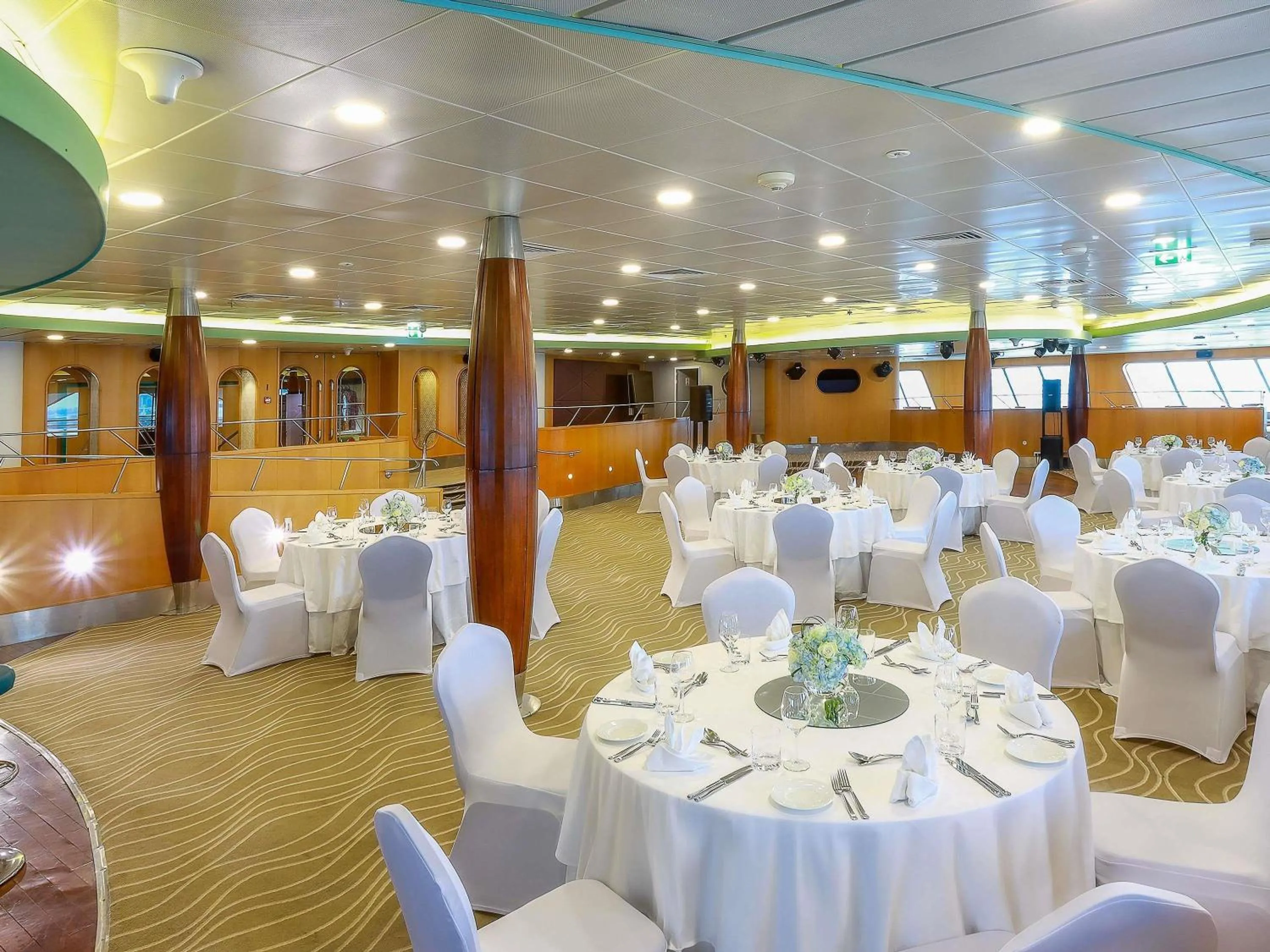 Meeting/conference room in Queen Elizabeth 2 Hotel