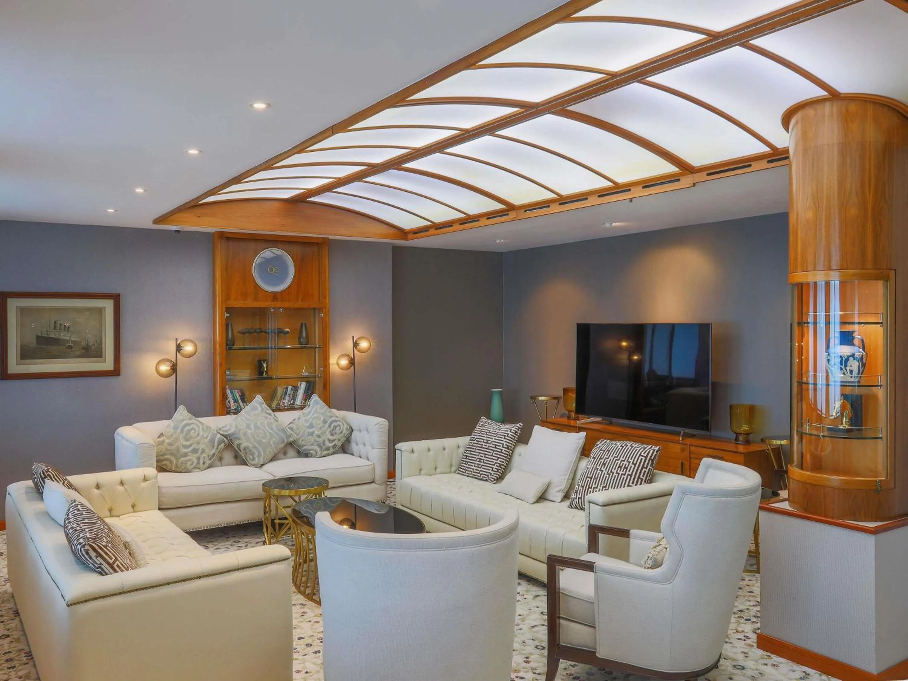 Meeting/conference room in Queen Elizabeth 2 Hotel