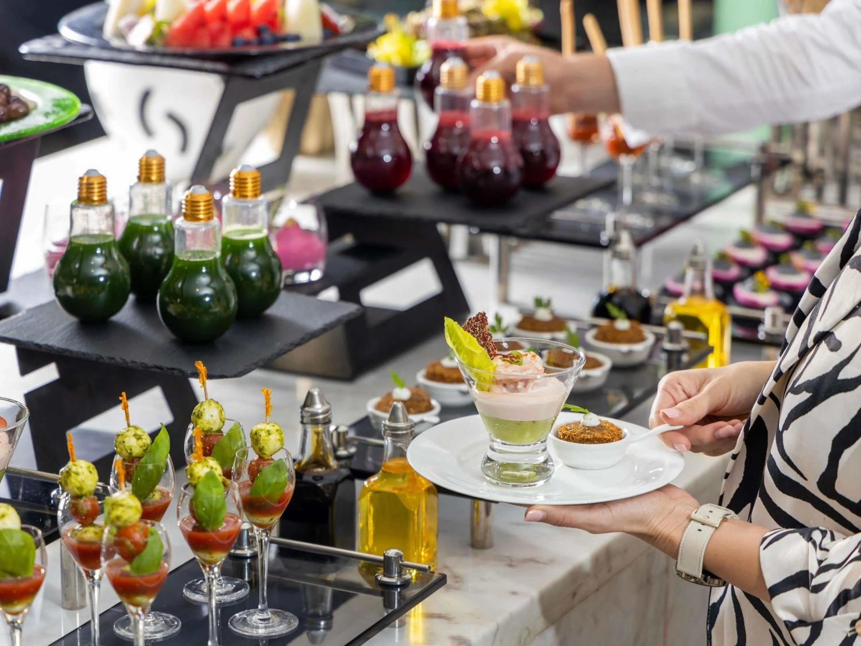 Restaurant/places to eat in Queen Elizabeth 2 Hotel