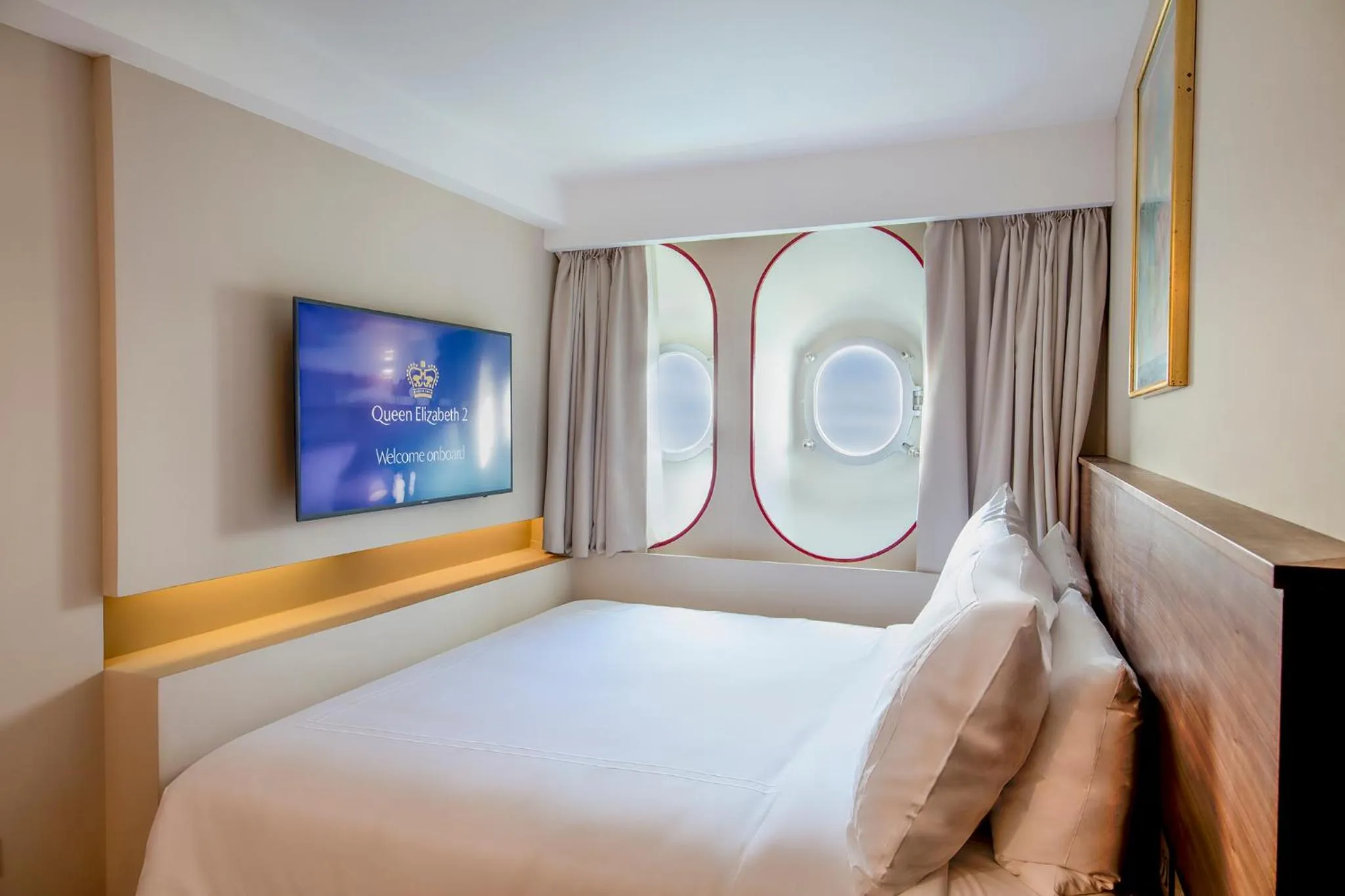 Bedroom, Bed in Queen Elizabeth 2 Hotel