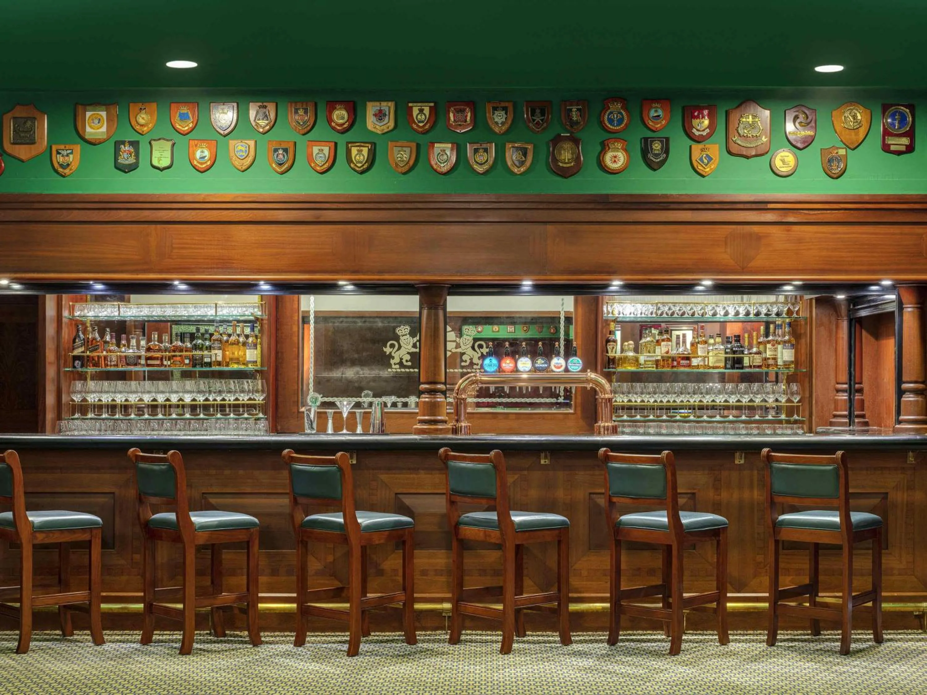 Lounge or bar in Queen Elizabeth 2 Hotel