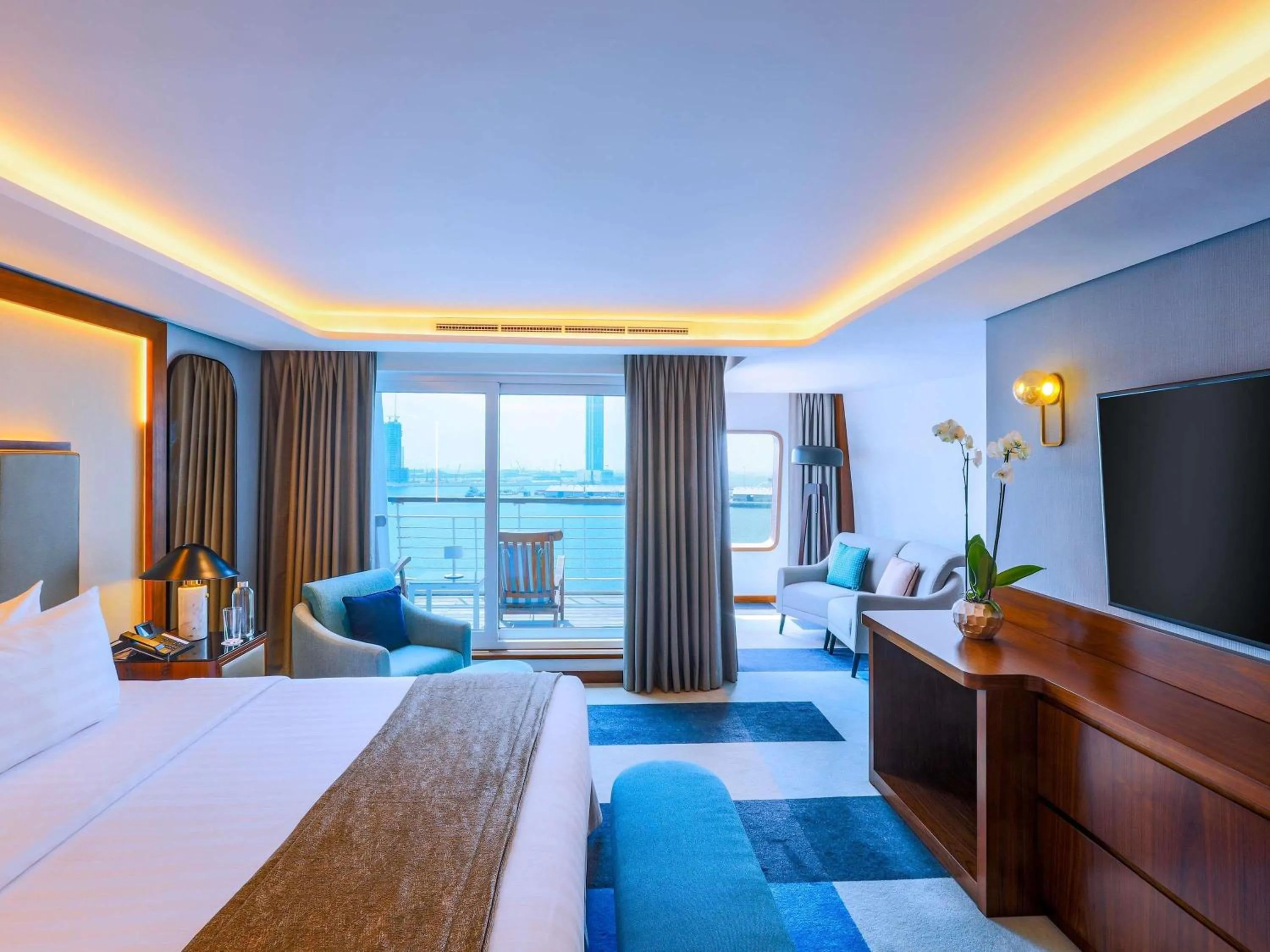 Bedroom, Bed in Queen Elizabeth 2 Hotel