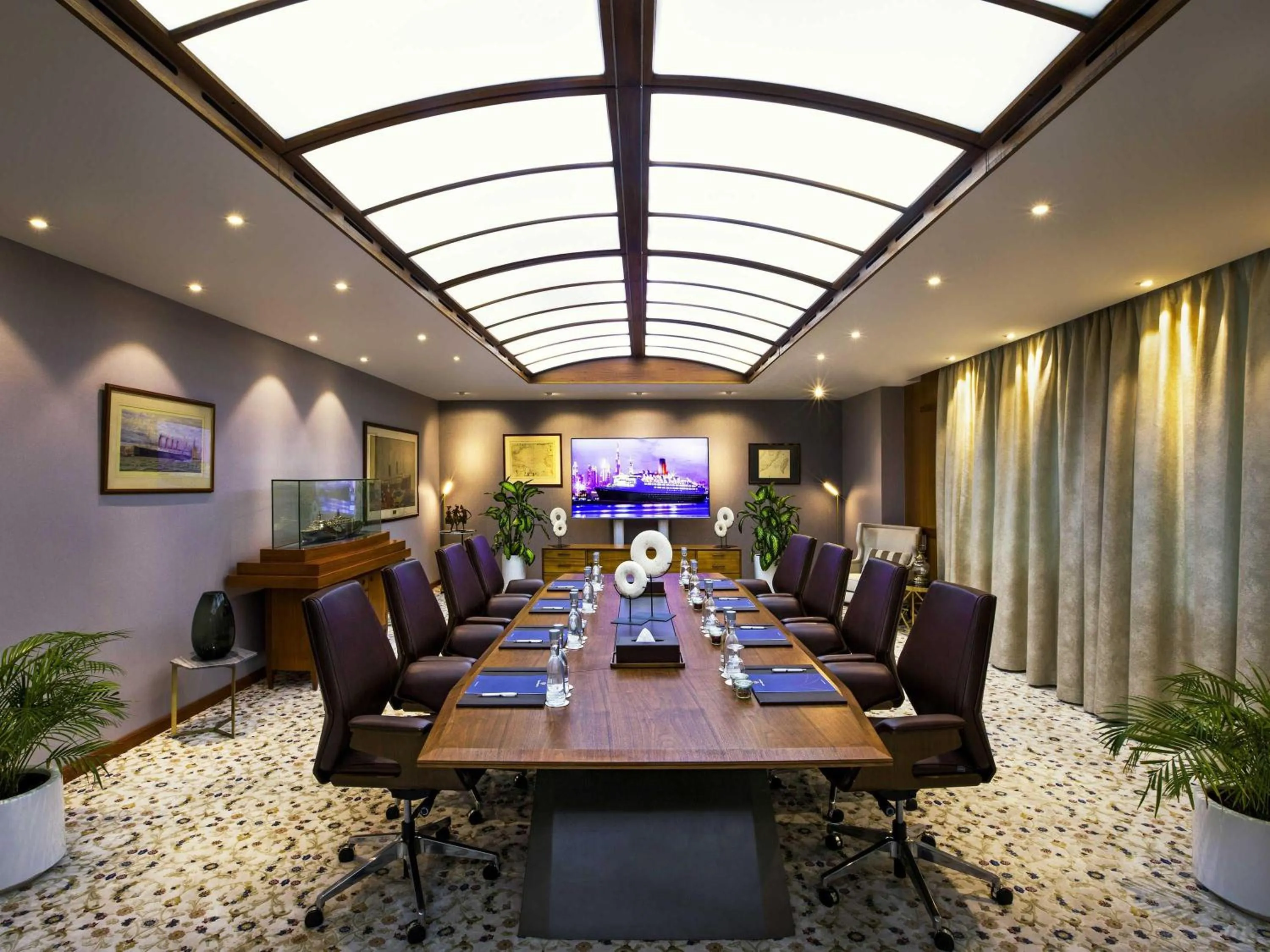 Meeting/conference room in Queen Elizabeth 2 Hotel