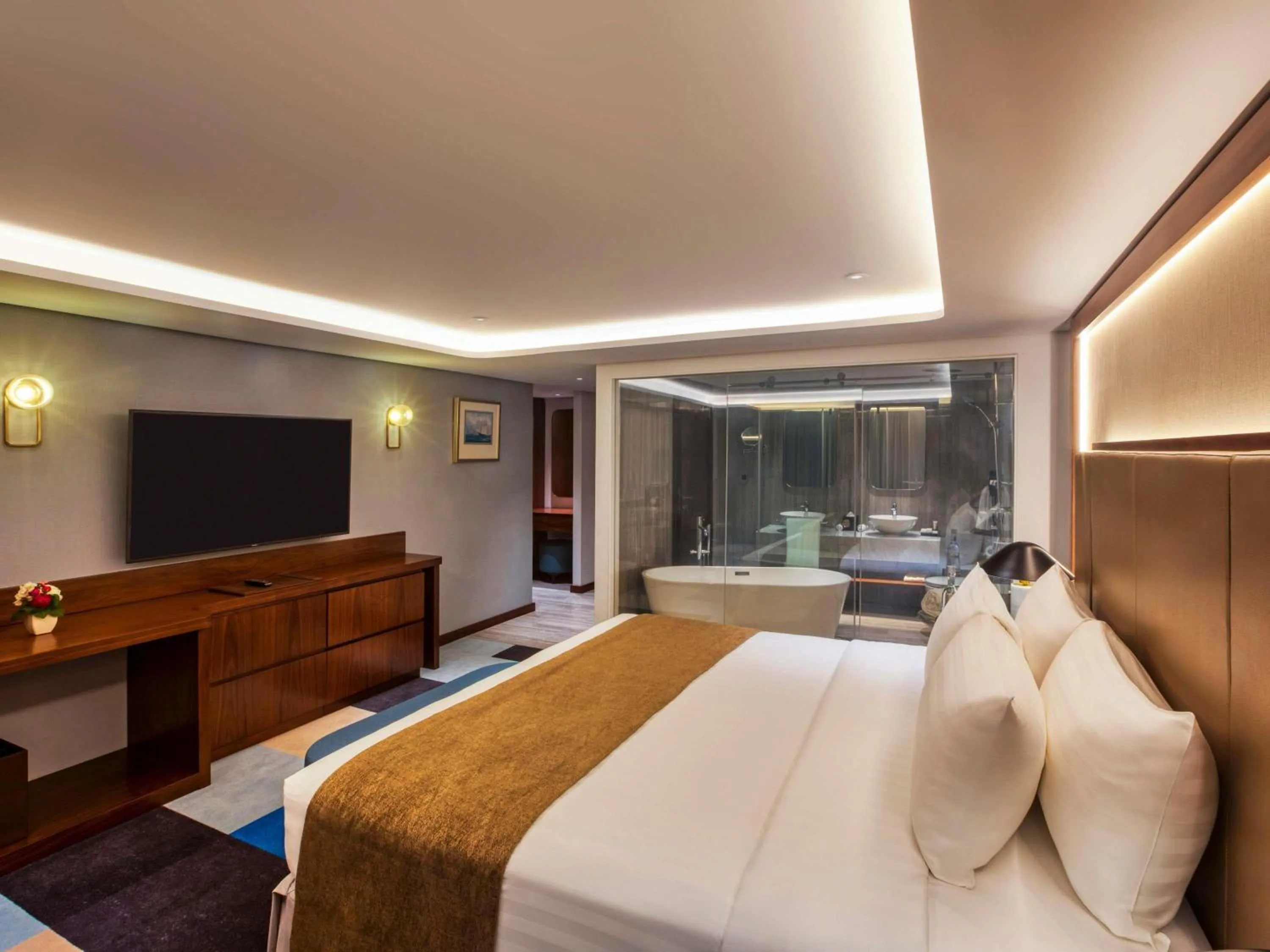 Photo of the whole room, Bed in Queen Elizabeth 2 Hotel