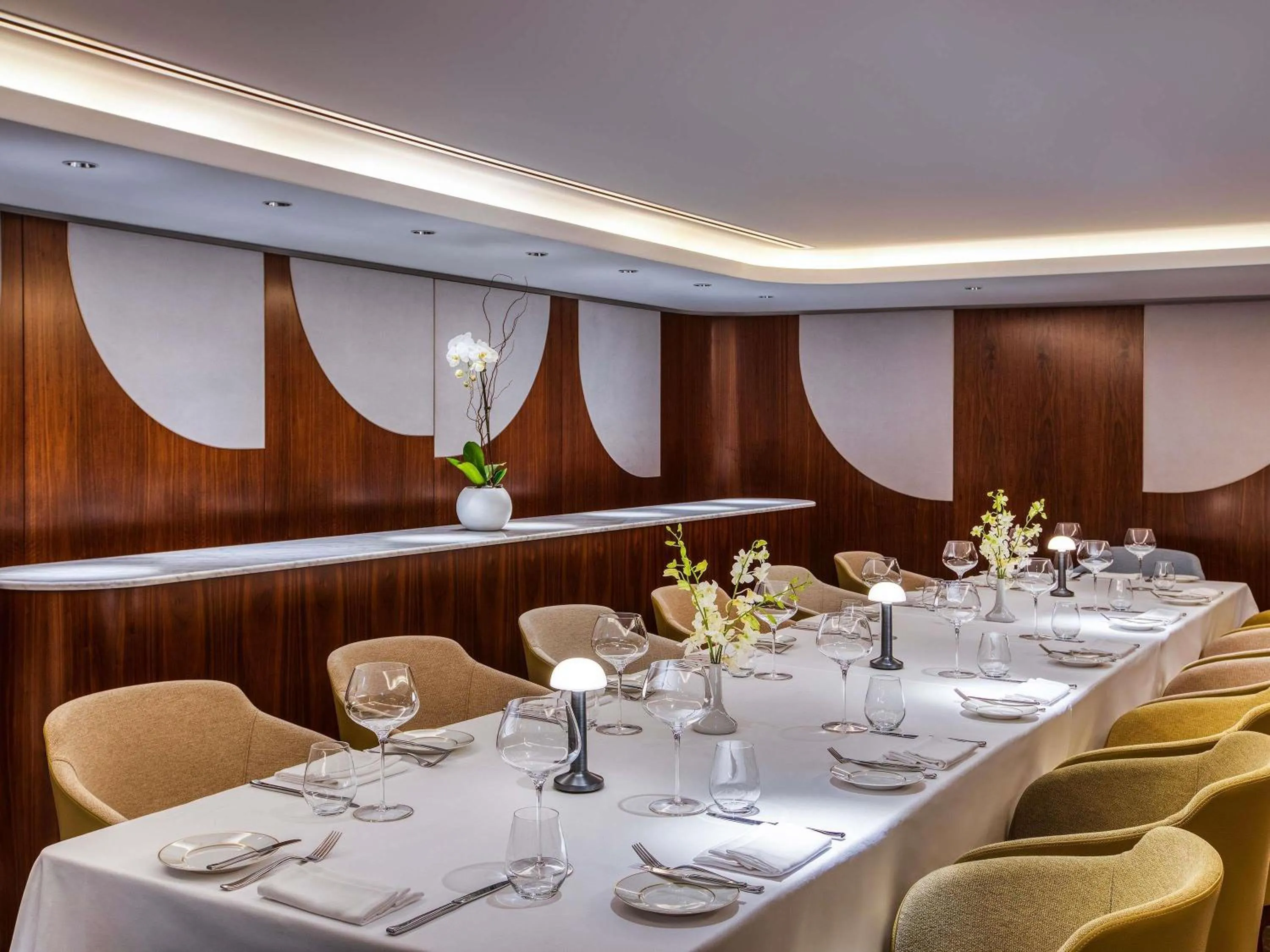 Restaurant/places to eat in Queen Elizabeth 2 Hotel
