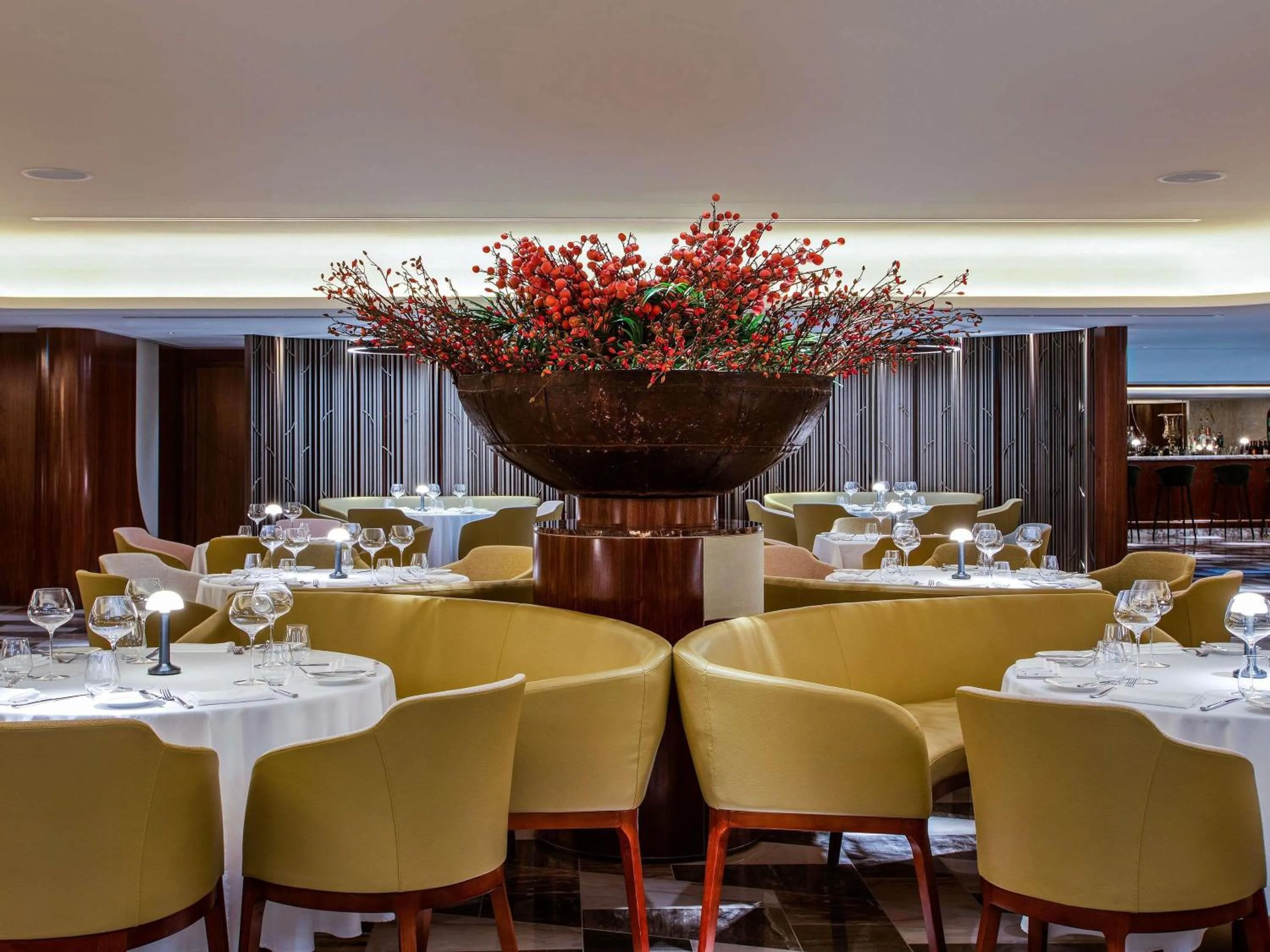 Restaurant/places to eat in Queen Elizabeth 2 Hotel