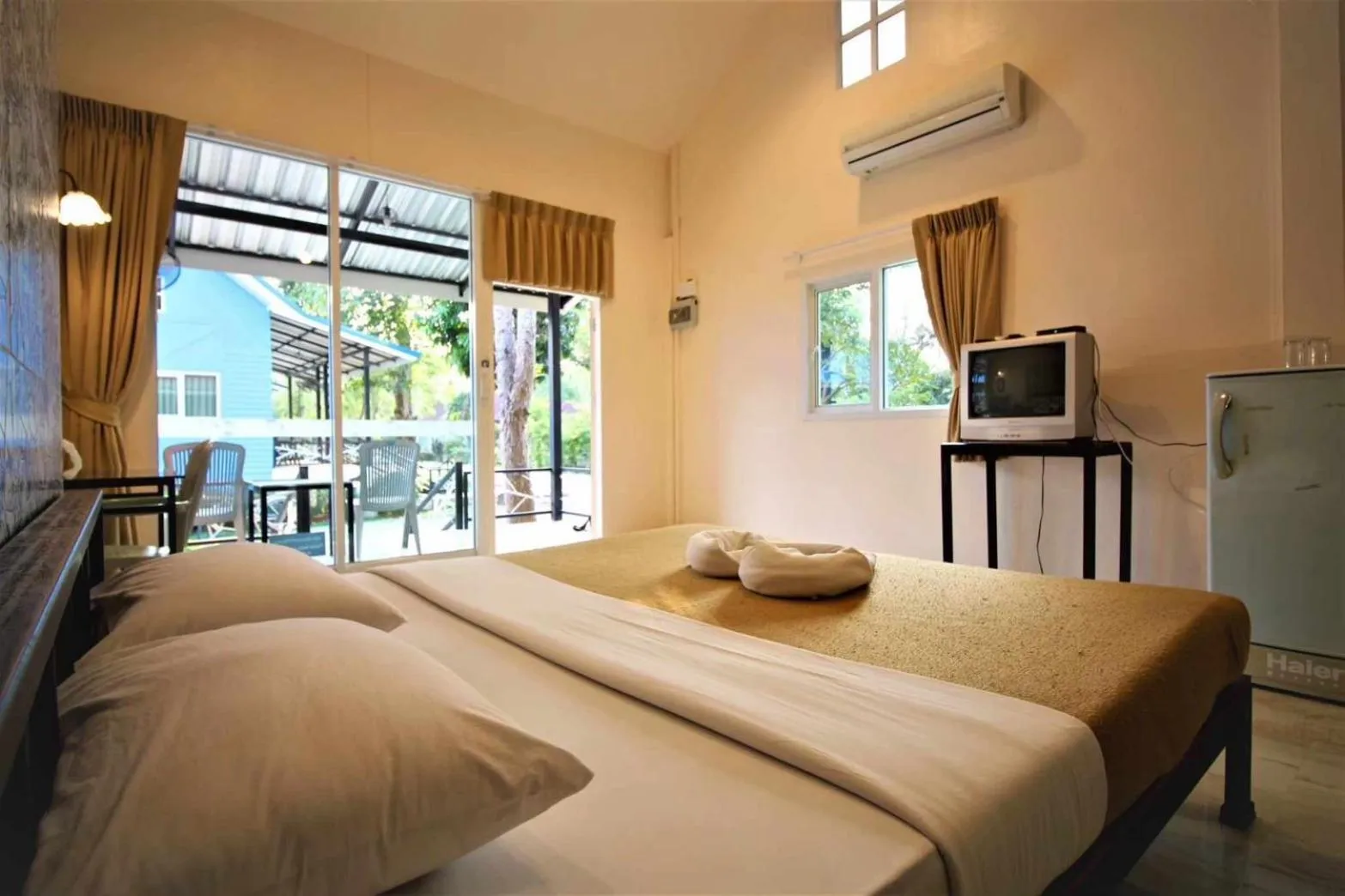 Bedroom, Bed in Yoko River Kwai Resort