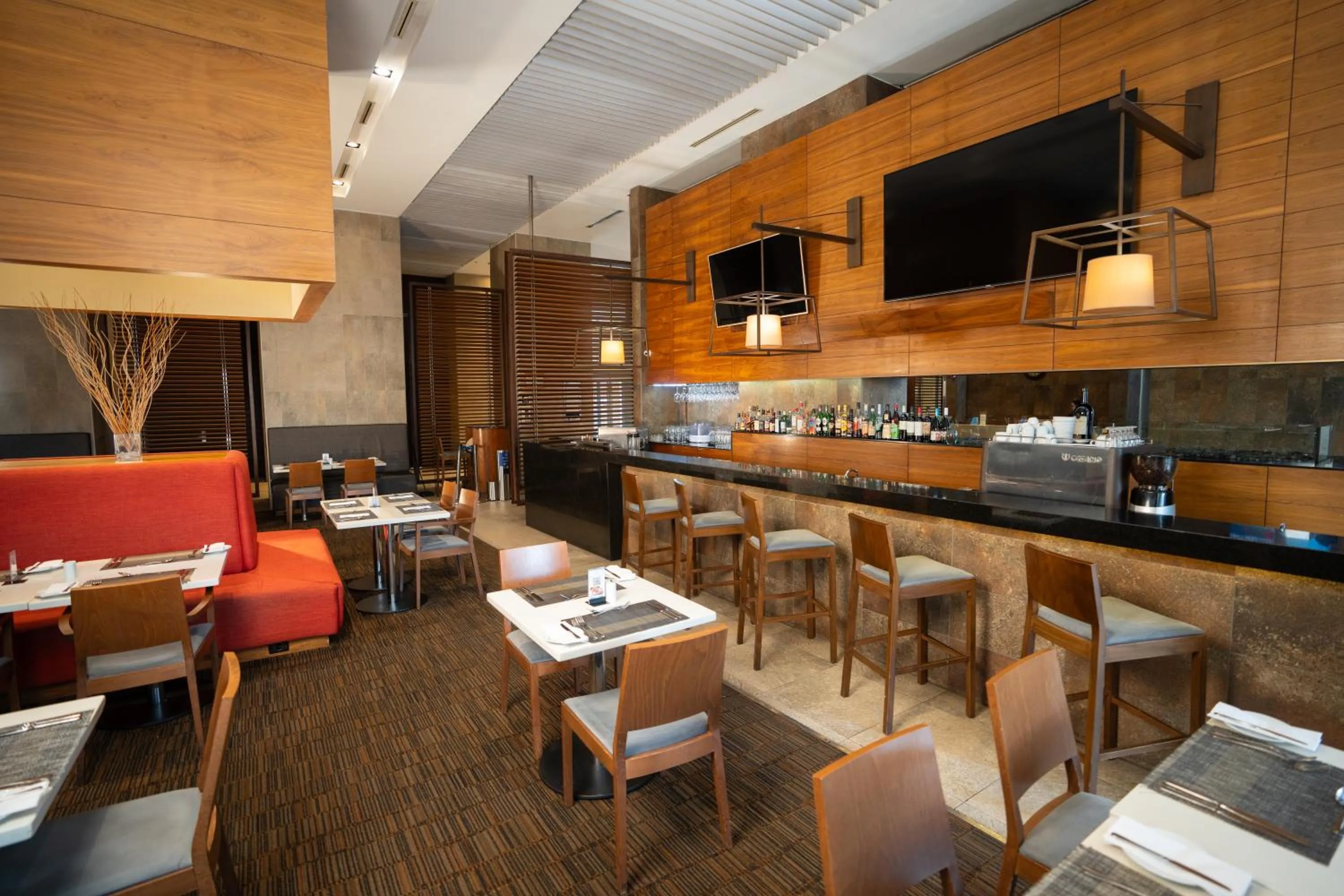 Restaurant/places to eat in Hilton Garden Inn Santiago Airport