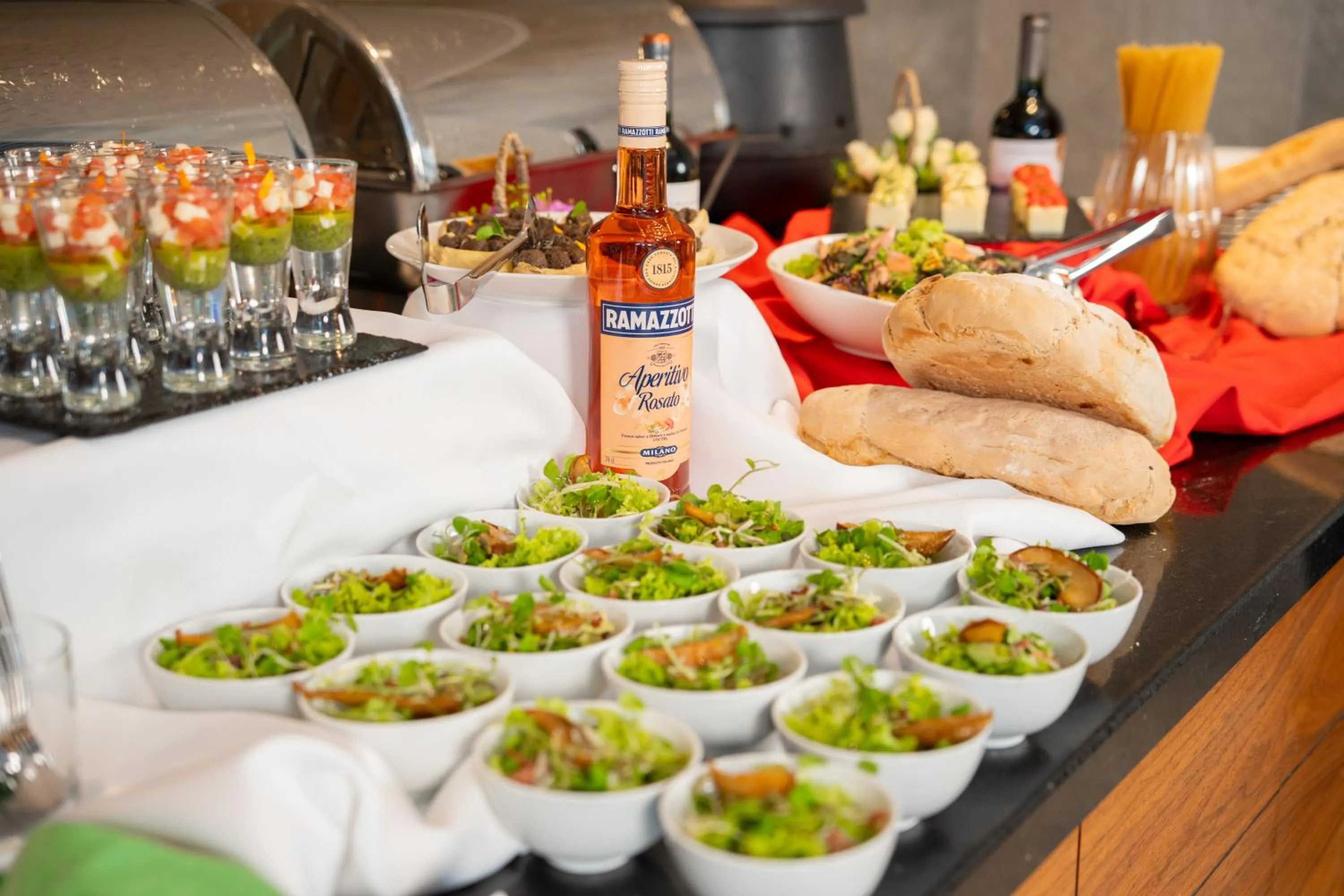 Food and drinks in Hilton Garden Inn Santiago Airport