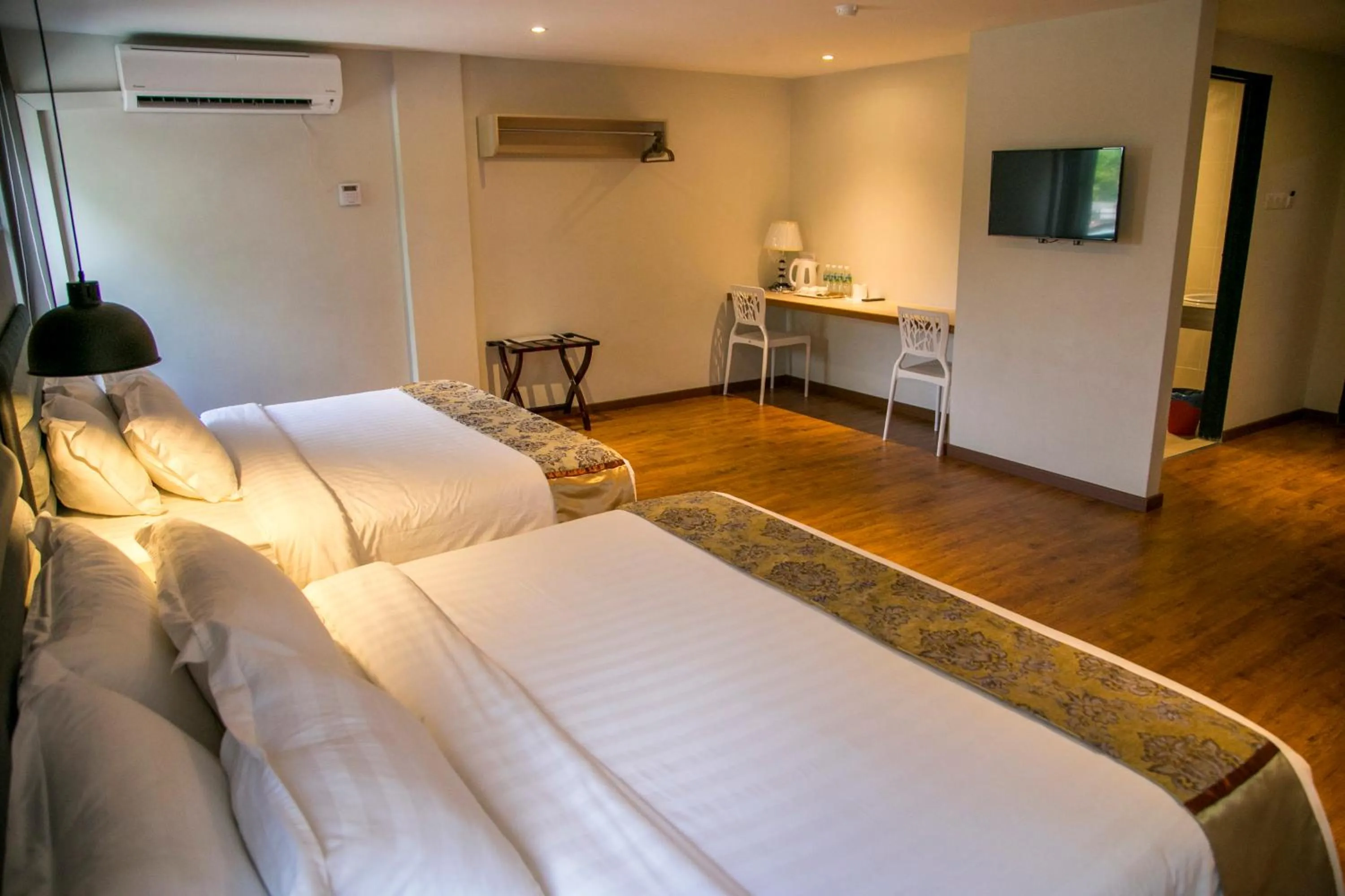 TV and multimedia, Bed in Apple Suites Hotel