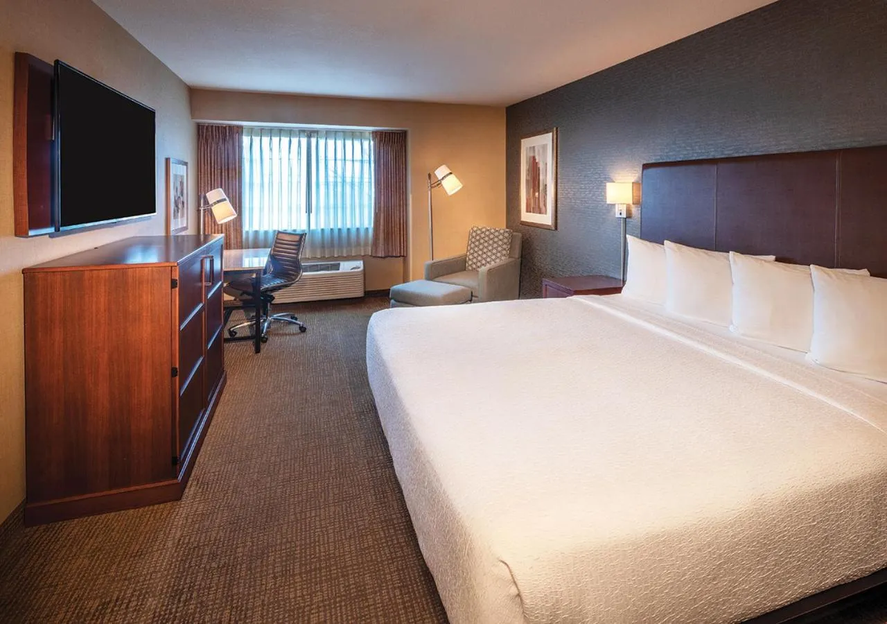 Bed in Silver Cloud Hotel - Portland