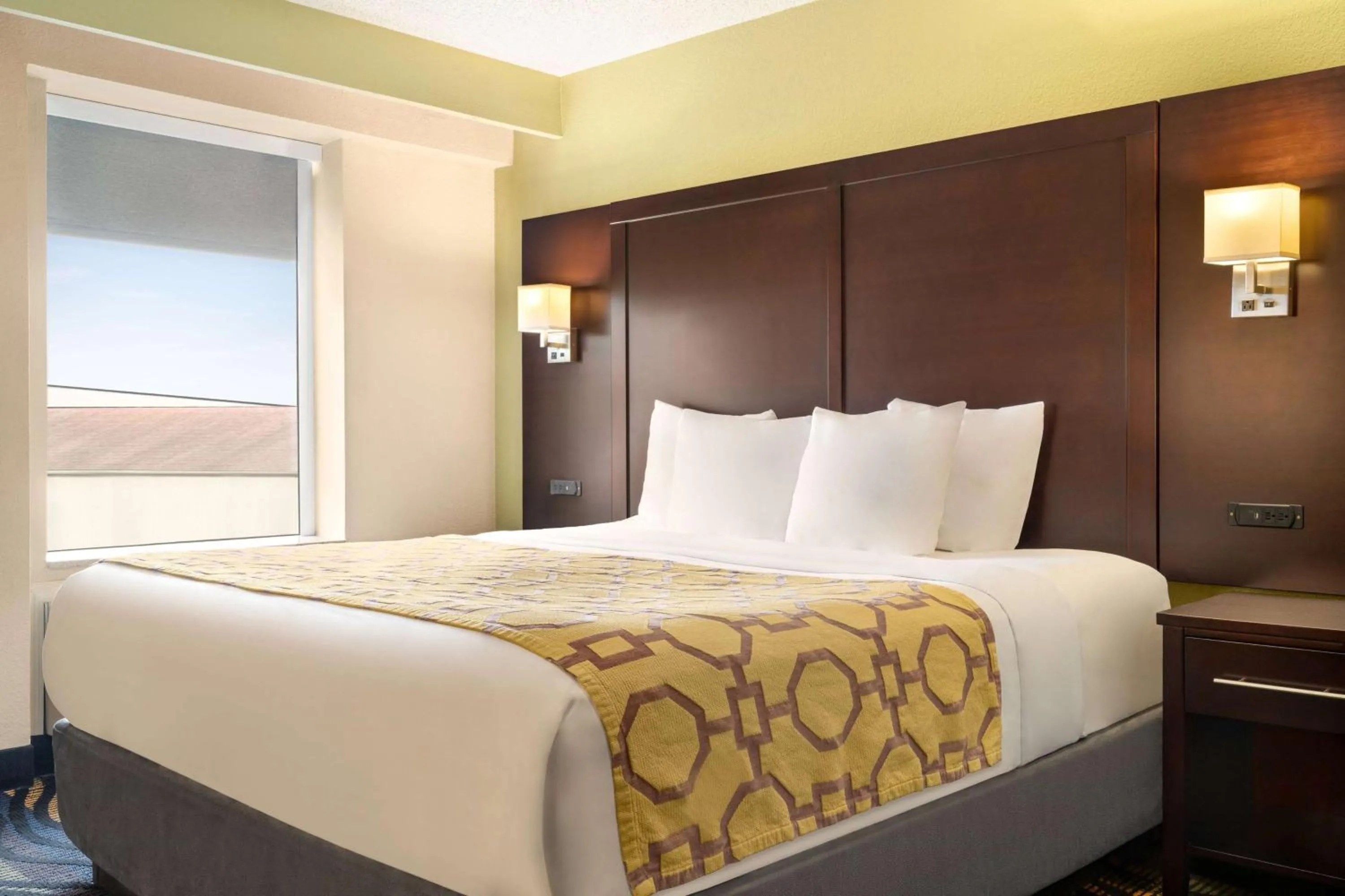 Photo of the whole room, Bed in Baymont by Wyndham Georgetown Lexington North