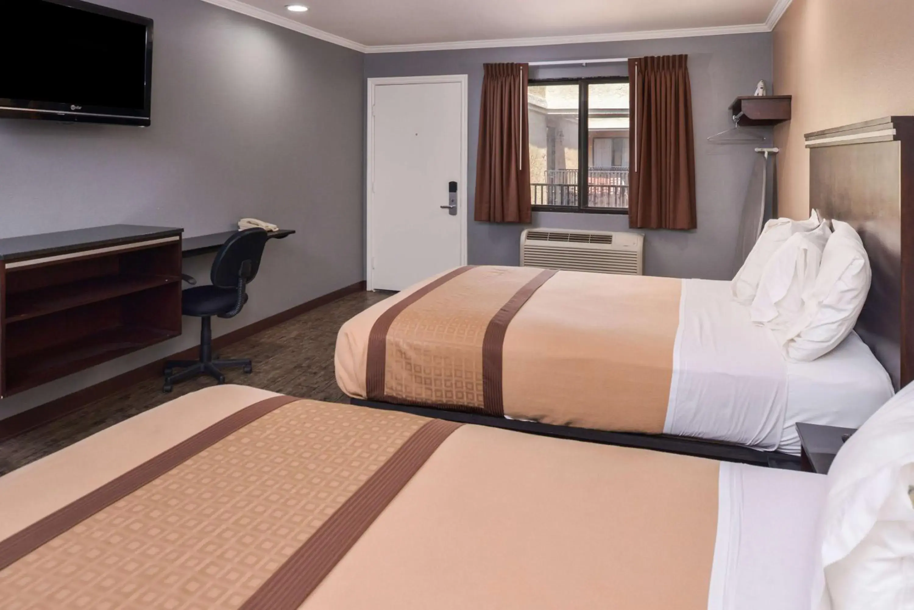 Bed in Laguna Inn and Suites Bed in Laguna Inn and Suites