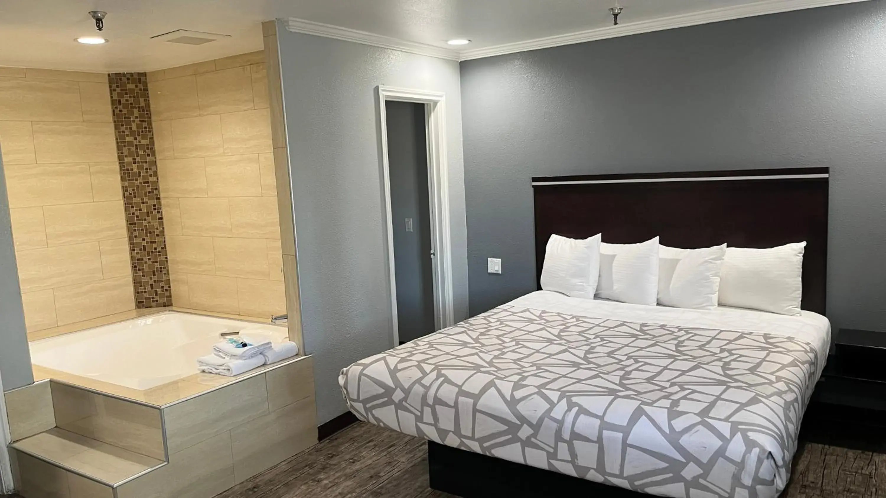 Bed in Laguna Inn and Suites Bed in Laguna Inn and Suites