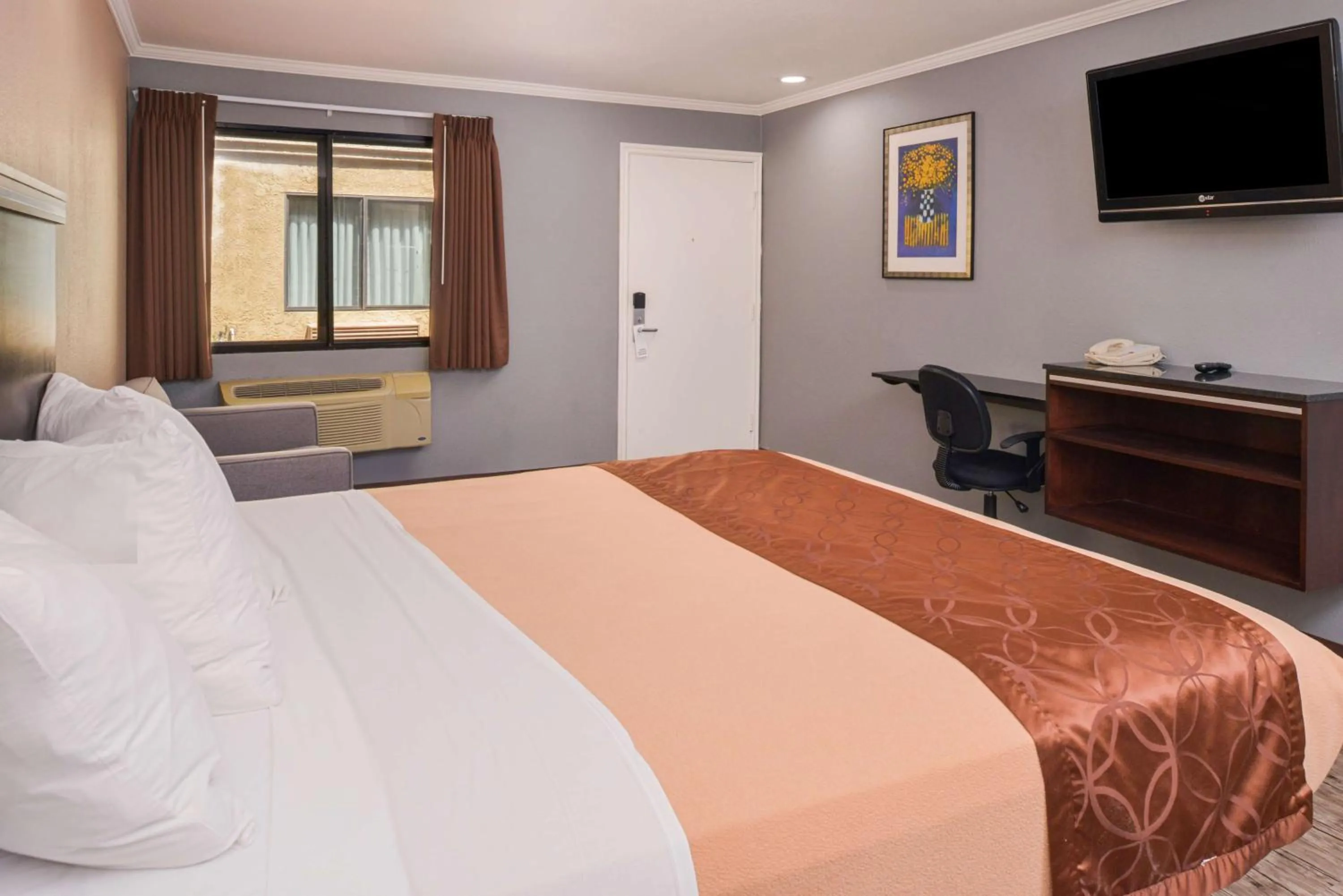 Photo of the whole room, Bed in Laguna Inn and Suites